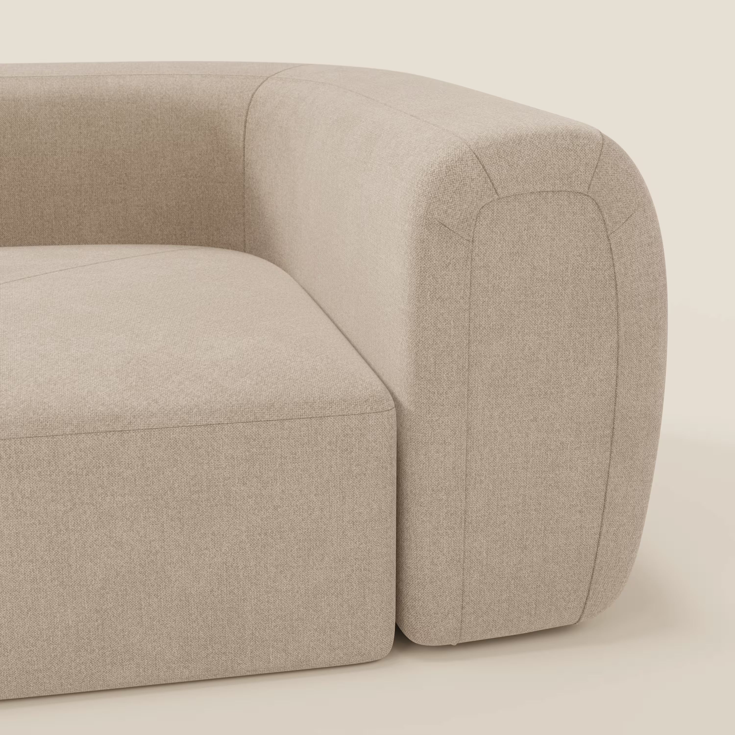 Primo piano di Bonbon Modulo angolare di Divani.Store, un moderno divano in tessuto antimacchia T23 beige con braccioli e schienale arrotondati. Le sue linee morbide e le cuciture sottili spiccano su uno sfondo semplice e neutro.