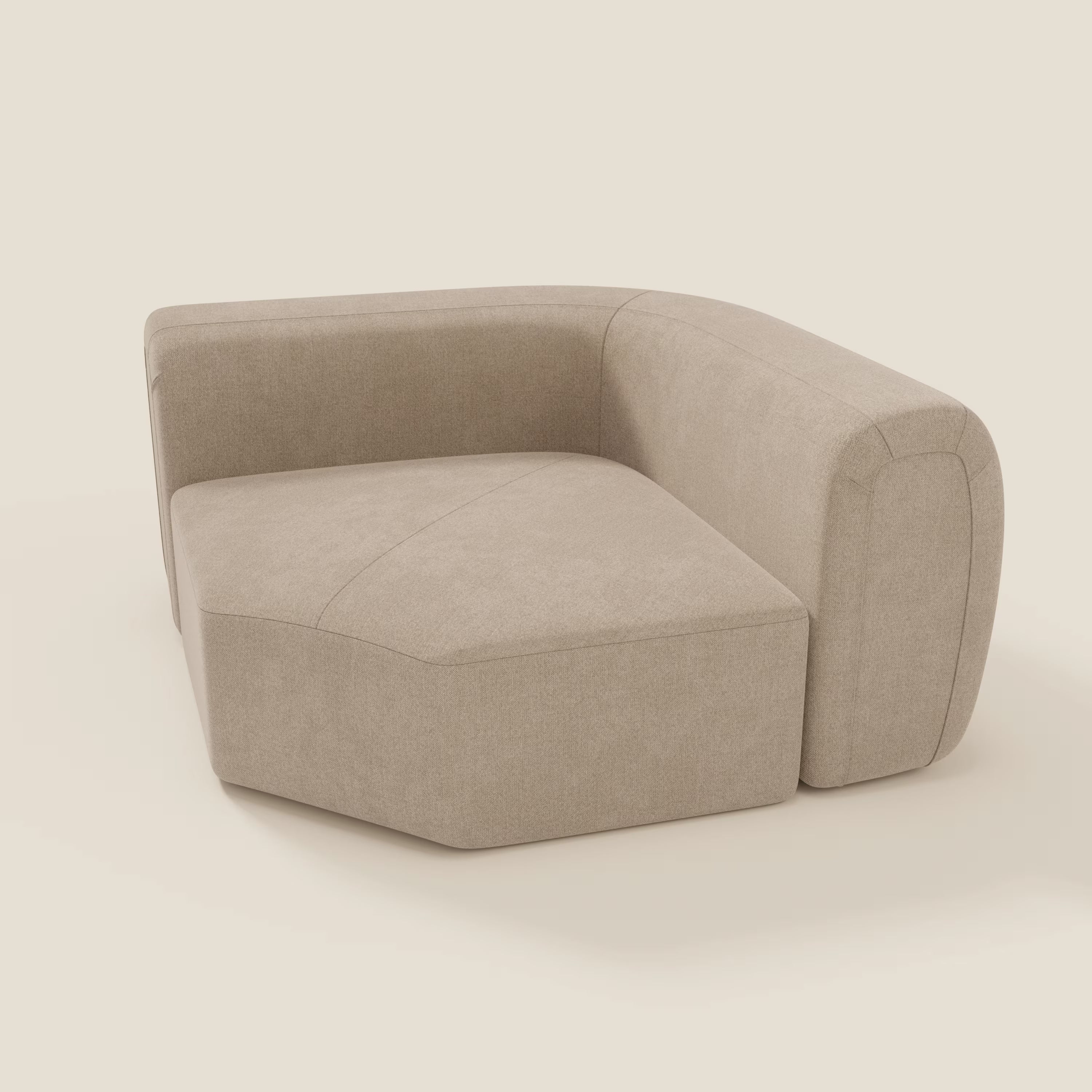 Bonbon Modulo angolare di Divani.Store è una moderna seduta per divano senza braccioli in tessuto T23 beige smacchiabile, caratterizzata da cuscini arrotondati e linee pulite, ideale per allestimenti di divani componibili su sfondi minimal e chiari.