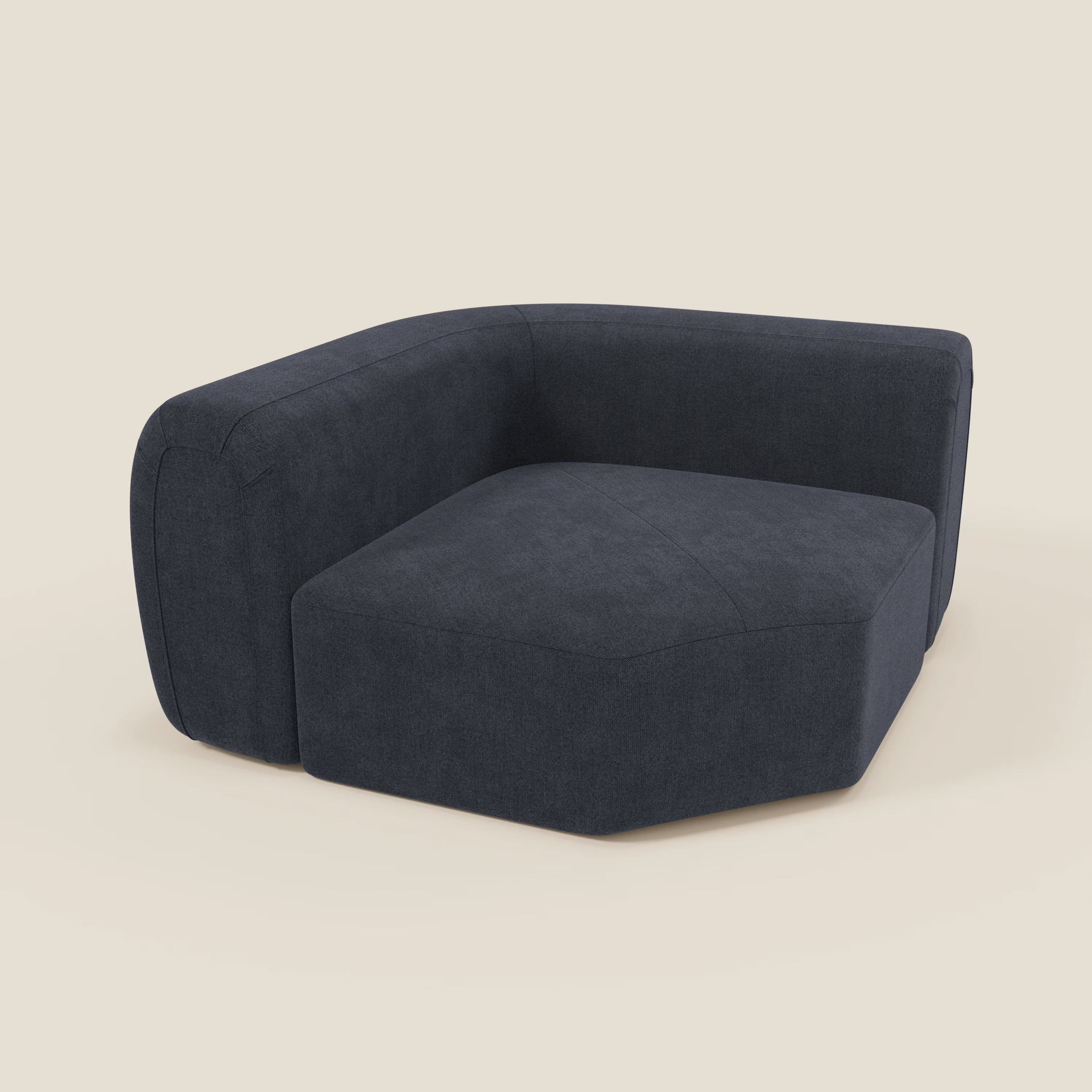 Bonbon Modulo angolare di Divani.Store è una sedia modulare moderna in tessuto antimacchia T23 blu ardesia, caratterizzata da linee pulite, schienale basso e ampia seduta su una base angolare per un elegante look geometrico su uno sfondo bianco sporco.