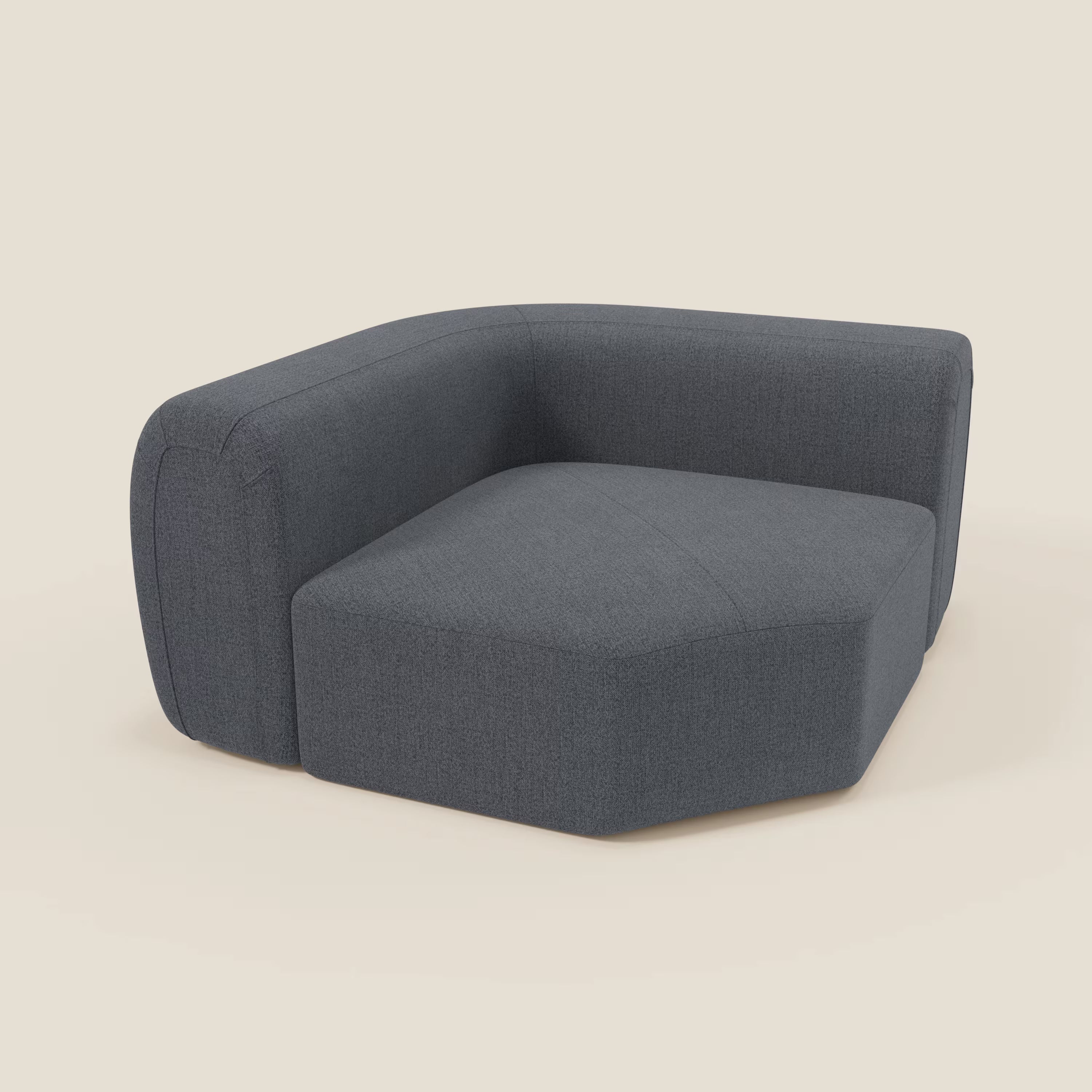 Bonbon Modulo angolare di Divani.Store è una poltrona angolare moderna e minimalista di colore blu grafite, con cuscini spessi e schienale basso in tessuto antimacchia, presentata su uno sfondo beige chiaro.