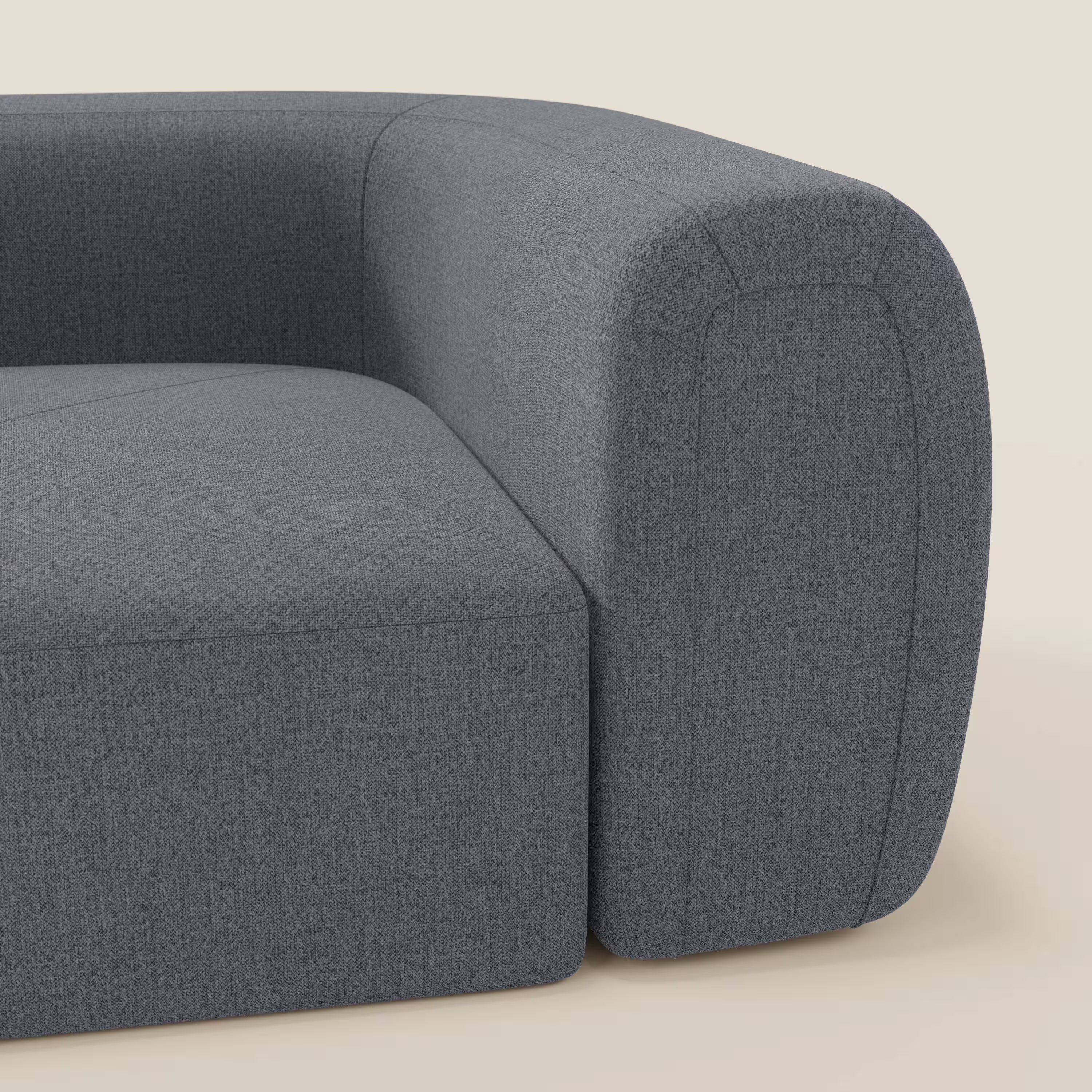 Primo piano di Bonbon Modulo angolare di Divani.Store: questo moderno divano componibile in tessuto blu grafite T23 antimacchia è caratterizzato da linee arrotondate, cuciture minime e un design contemporaneo dai bordi morbidi.