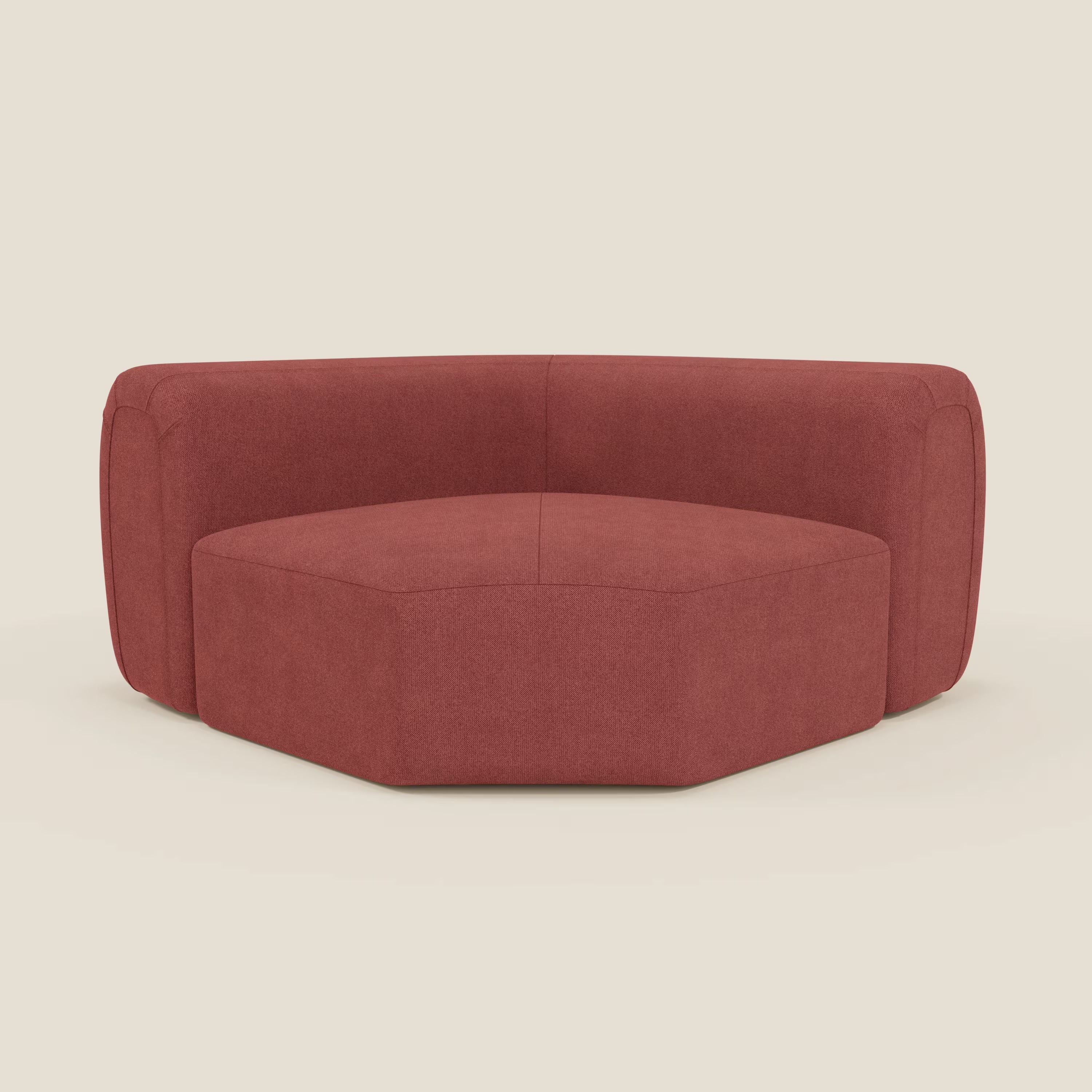Bonbon Modulo angolare di Divani.Store è un moderno divano componibile in tessuto smacchiabile T23 rosso ciliegia, dalle linee pulite e dalla base geometrica, presentato su uno sfondo beige chiaro per un look contemporaneo.