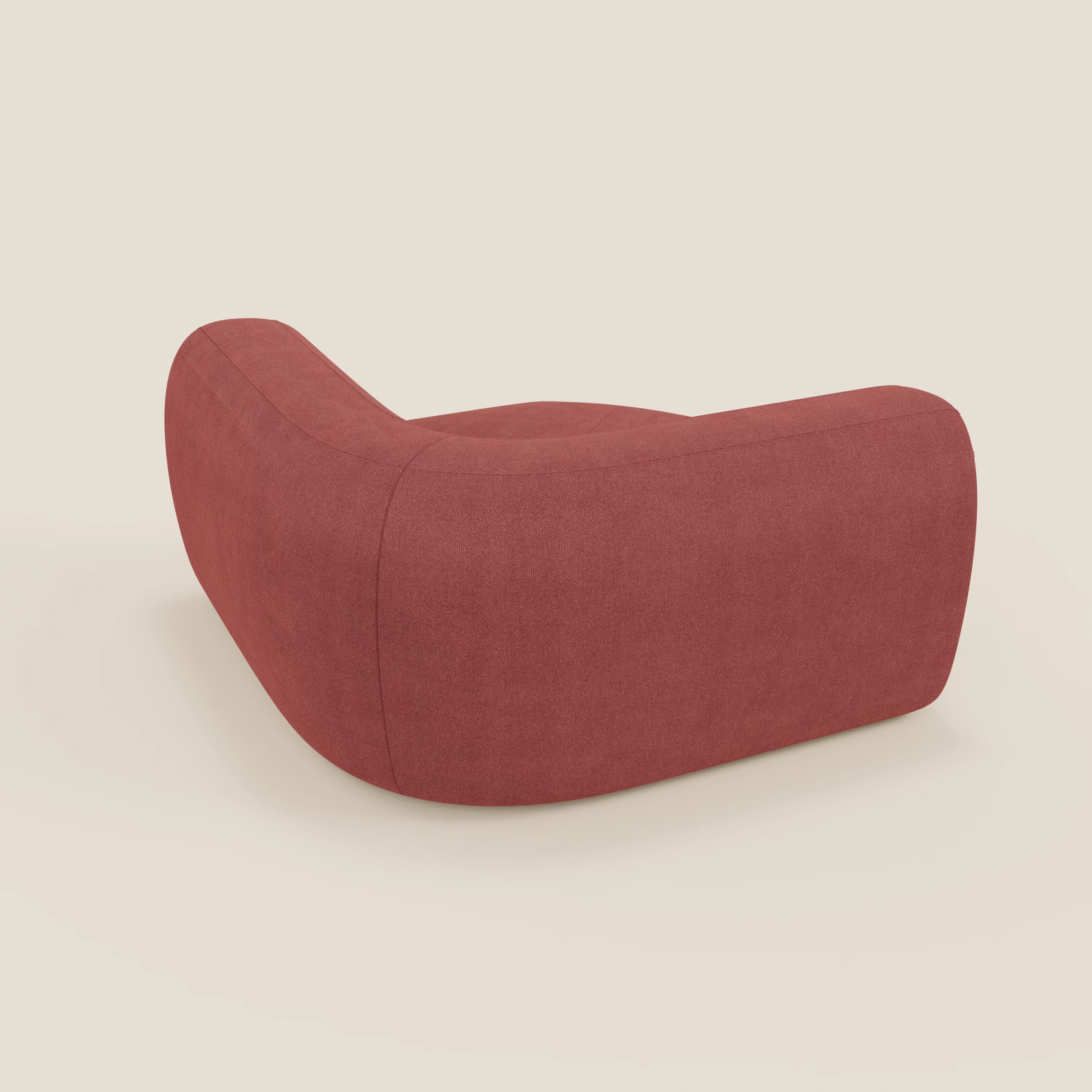 Bonbon Modulo angolare di Divani.Store è un divano modulare moderno e minimalista in tessuto antimacchia T23 rosso ciliegia. Con un profilo basso, un'ampia seduta e schienale e fianchi curvi, è inserito in uno sfondo bianco sporco rivolto verso l'esterno.