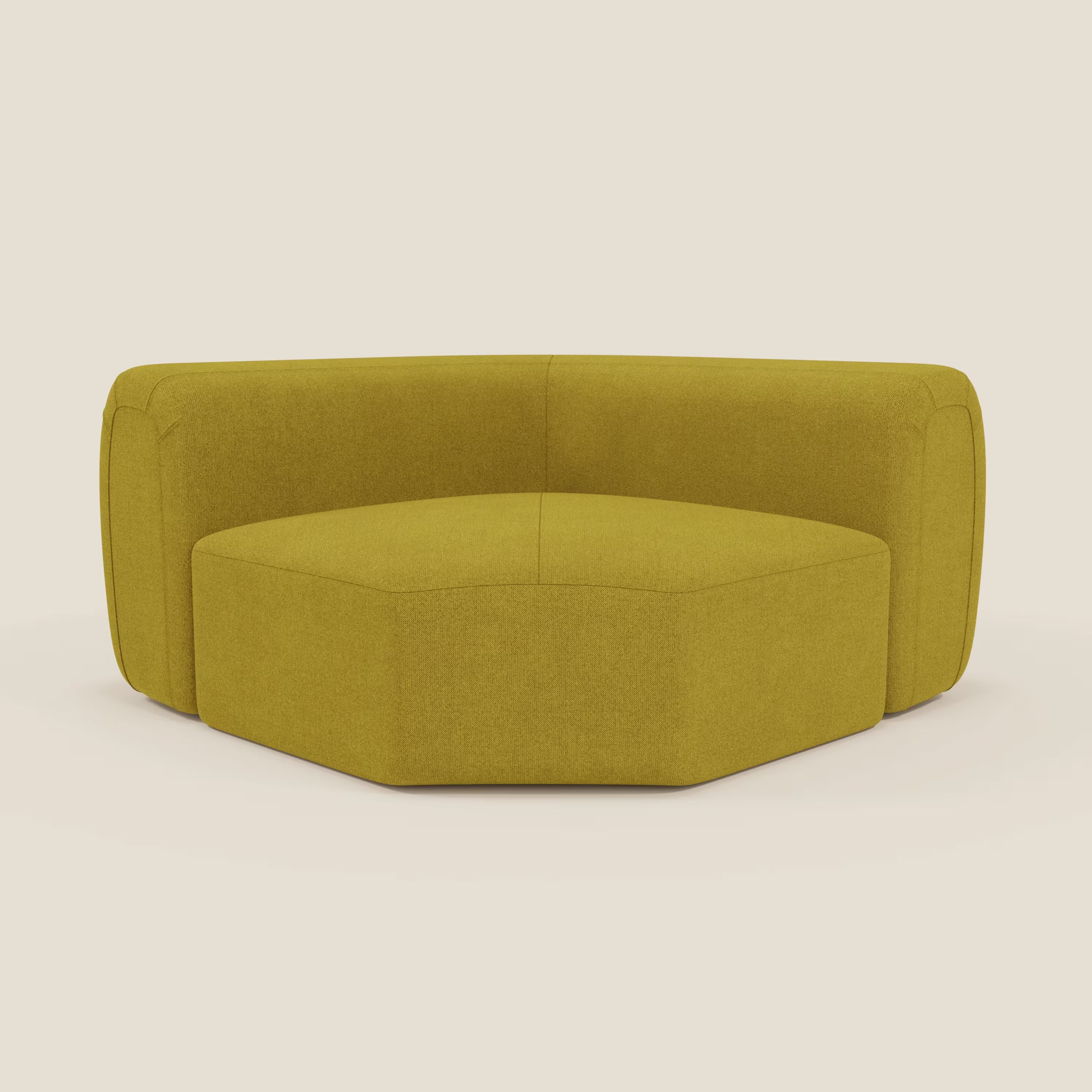 Bonbon Modulo angolare di Divani.Store è un moderno divano componibile in tessuto antimacchia T23 giallo sole, caratterizzato da linee pulite, schienale basso, seduta esagonale e bordi morbidi e arrotondati su uno sfondo bianco sporco.