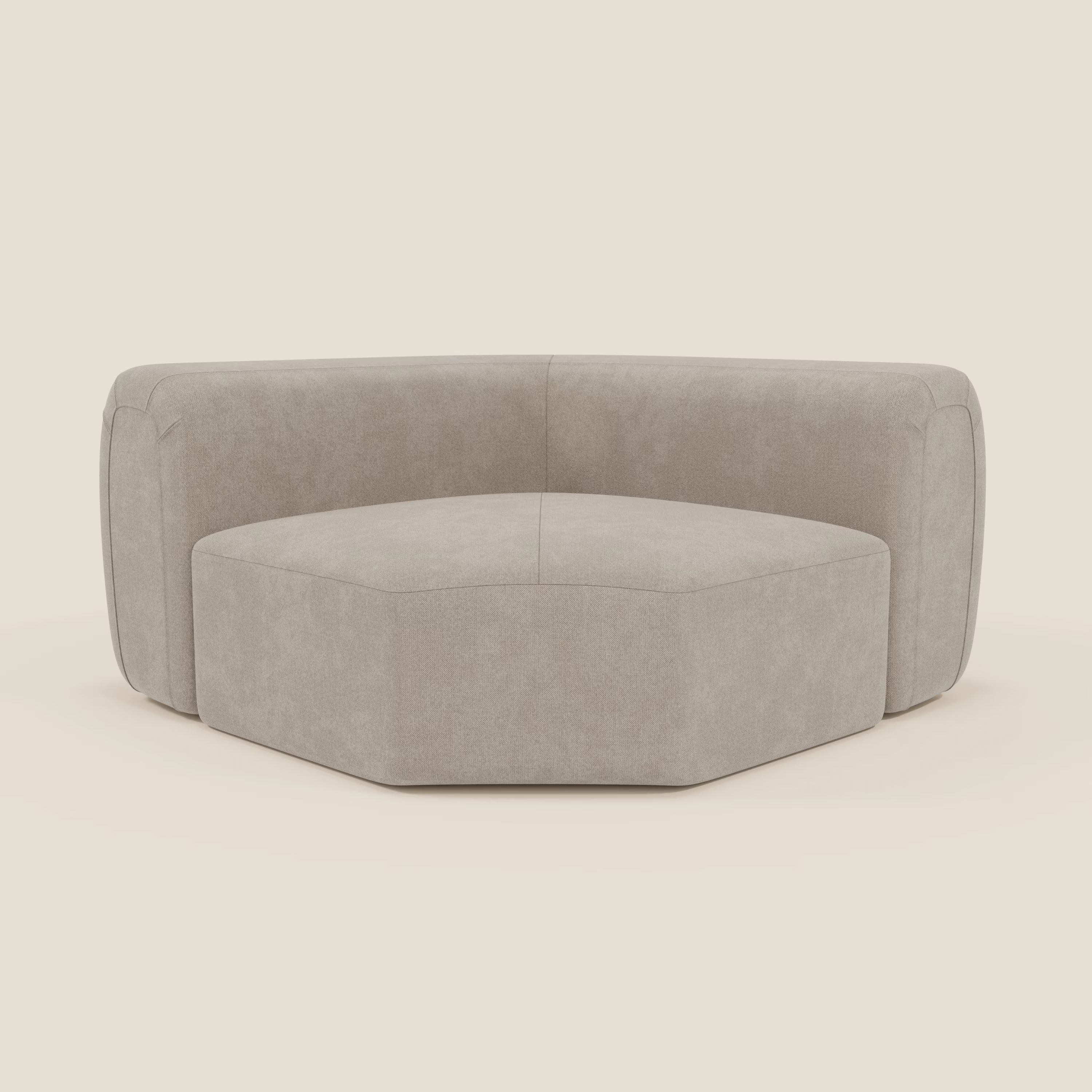 Bonbon Modulo angolare di Divani.Store è un moderno divano componibile beige chiaro in tessuto panna T23 antimacchia, con base geometrica e fianchi morbidi, ideale per ambienti contemporanei.