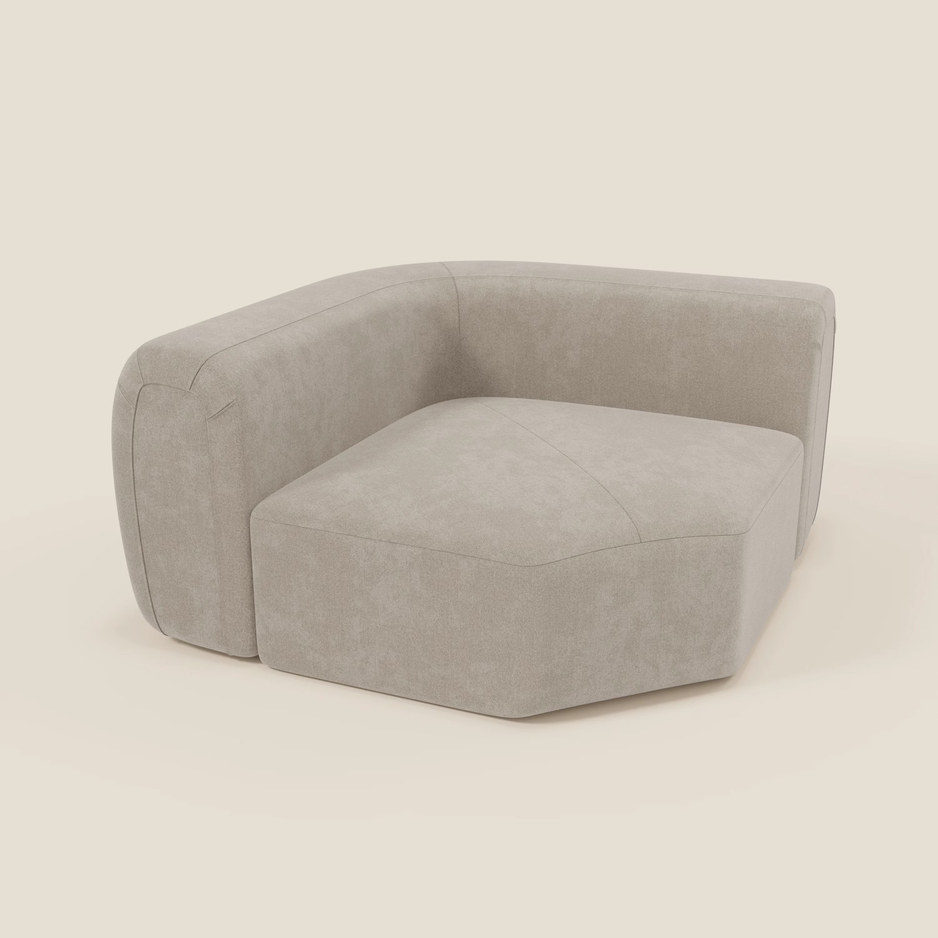 Il Bonbon Modulo angolare di Divani.Store è un moderno divano angolare senza braccioli in tessuto smacchiabile T23 panna, caratterizzato da un'ampia e profonda seduta e da uno schienale curvo su due lati, presentato su uno sfondo bianco sporco.