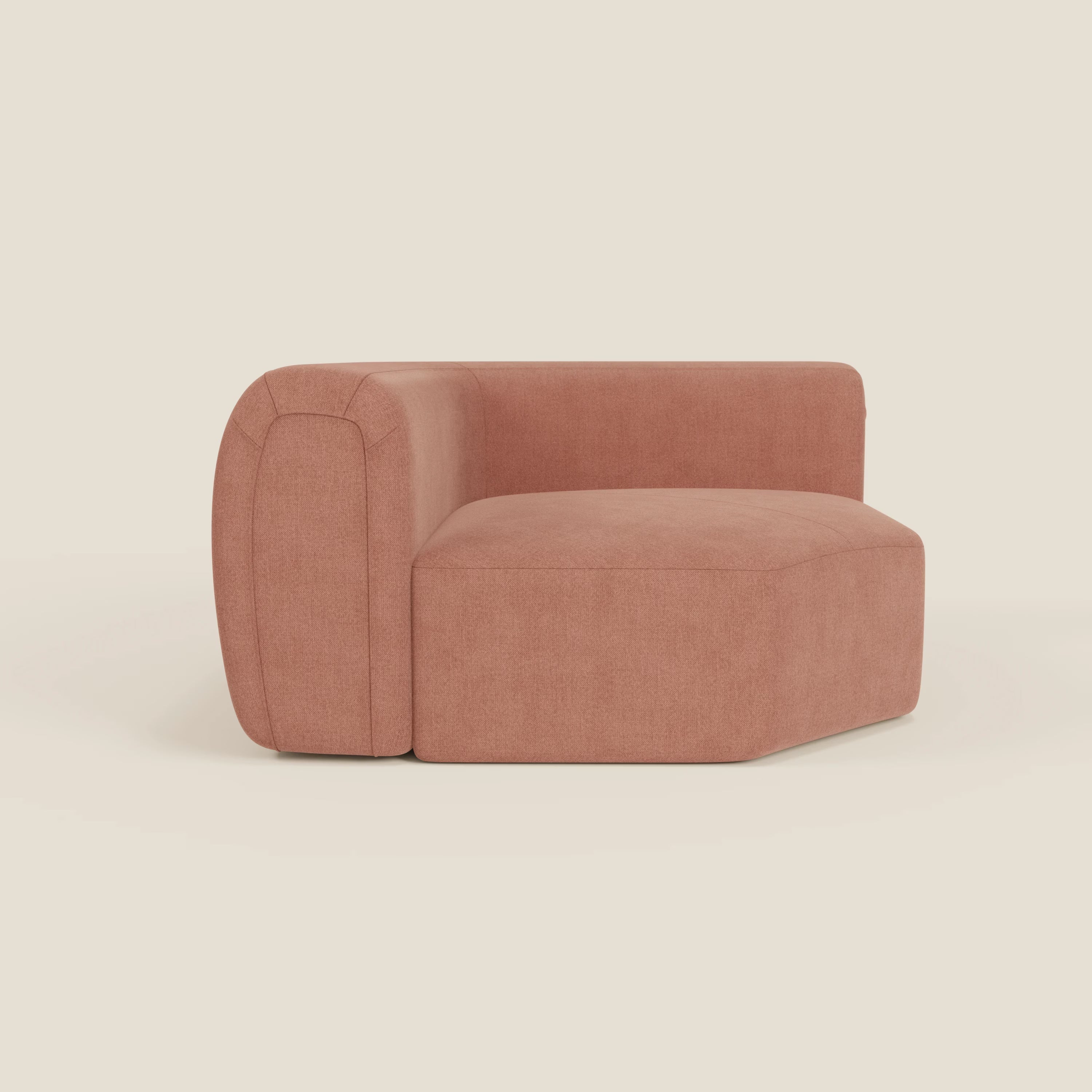 Il Bonbon Modulo angolare di Divani.Store è un moderno divano angolare senza braccioli in tessuto antimacchia T23 pesca, caratterizzato da una seduta bassa e spessa, un ampio schienale sinistro e una forma geometrica arrotondata su uno sfondo color crema.