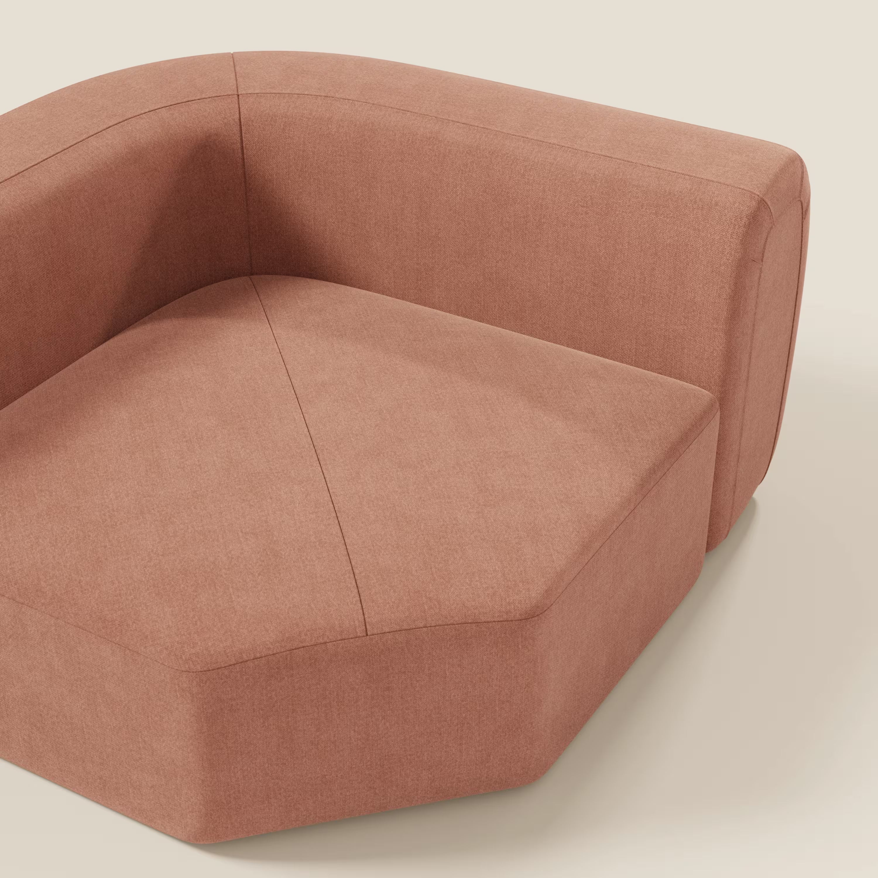 Bonbon Modulo angolare di Divani.Store è un divano angolare moderno e geometrico in tessuto antimacchia T23 pesca, caratterizzato da linee pulite e da un'imbottitura morbida per un look contemporaneo e invitante su uno sfondo beige chiaro.