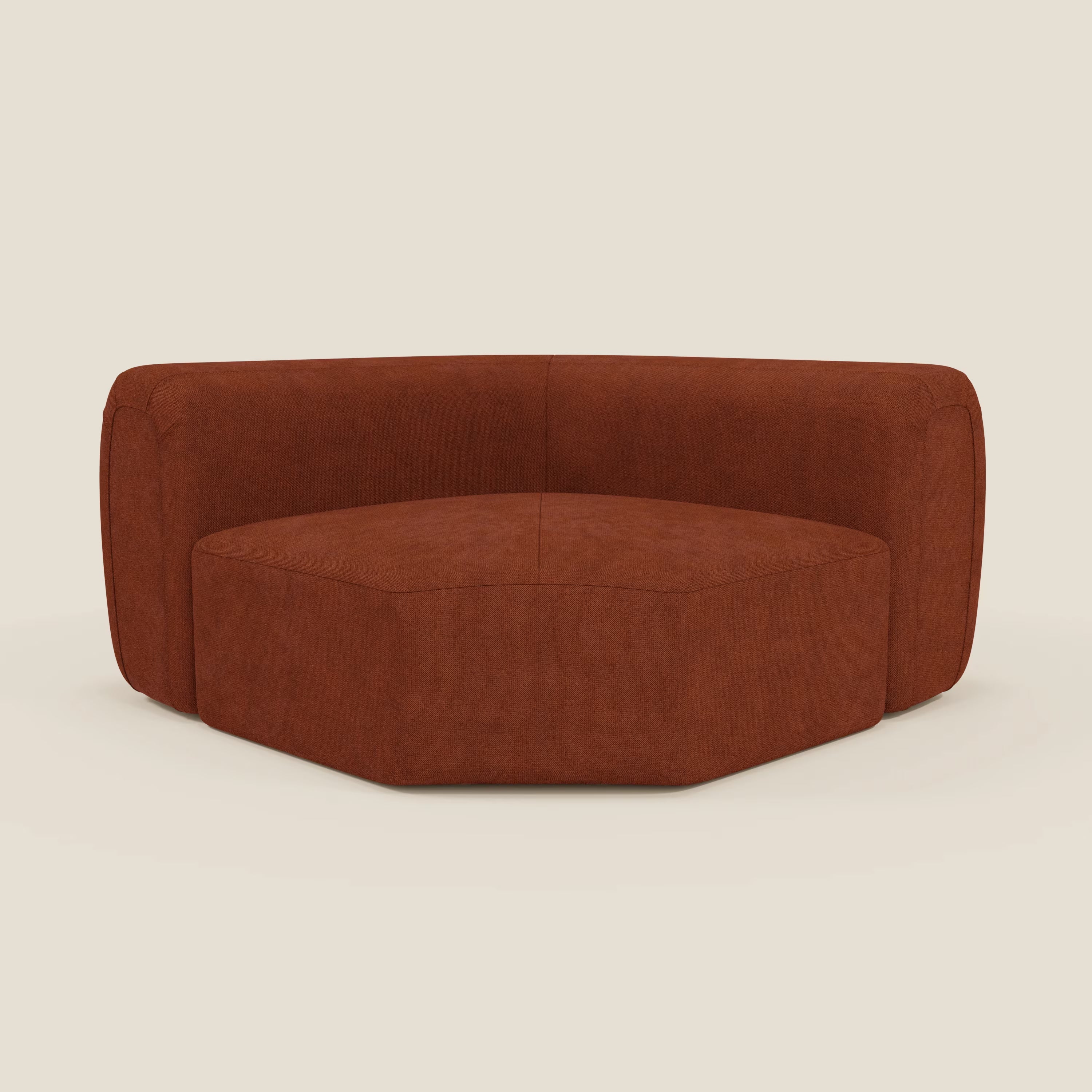 Il Bonbon Modulo angolare di Divani.Store è un moderno divano modulare esagonale in tessuto antimacchia T23 ruggine, caratterizzato da uno schienale basso, un'ampia seduta piatta e bordi arrotondati su uno sfondo beige chiaro.