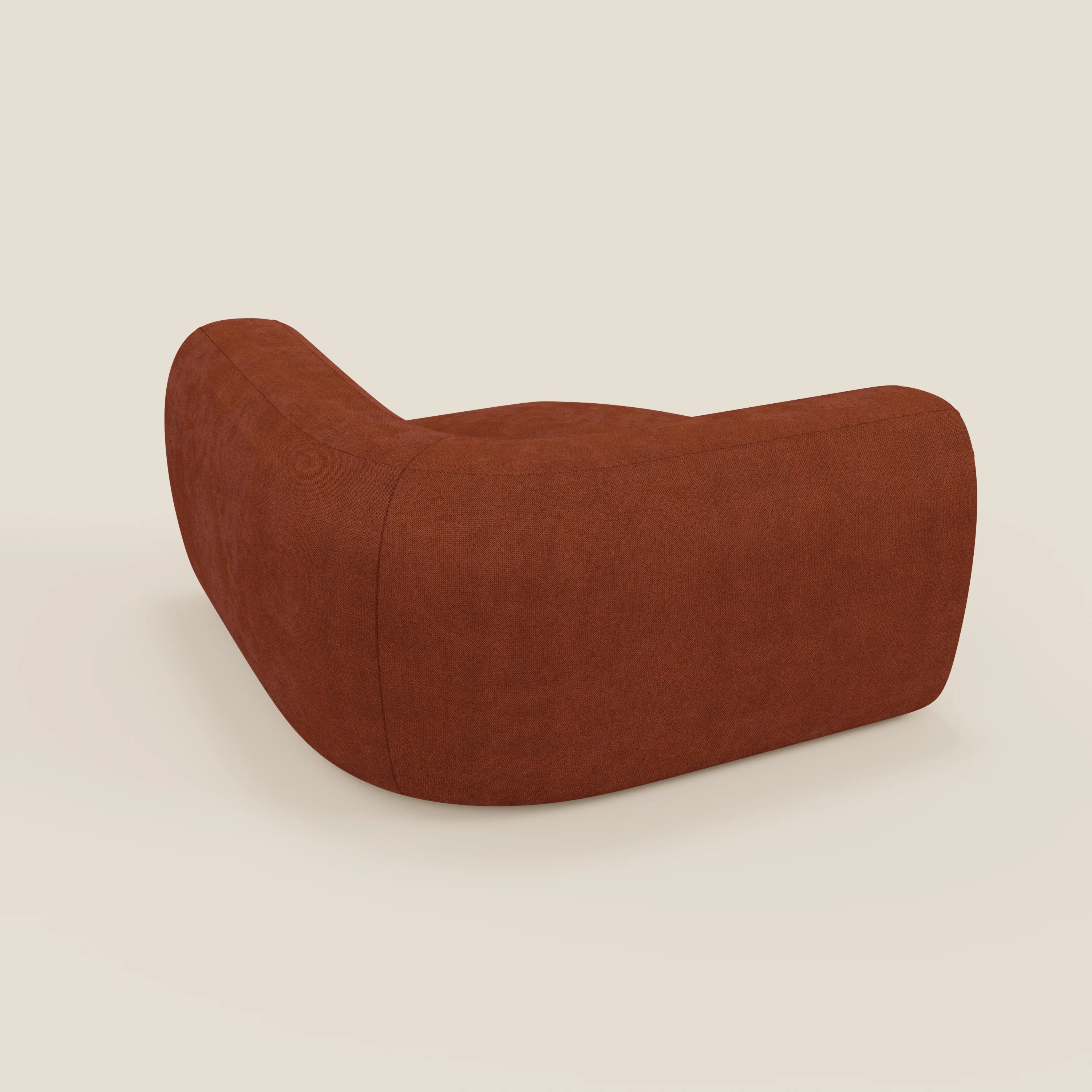 Bonbon Modulo angolare di Divani.Store è una moderna poltrona modulare in tessuto smacchiabile T23 ruggine con bordi arrotondati e profilo basso, vista da un'angolazione laterale posteriore su uno sfondo beige chiaro. Design minimalista senza gambe o cuciture visibili.