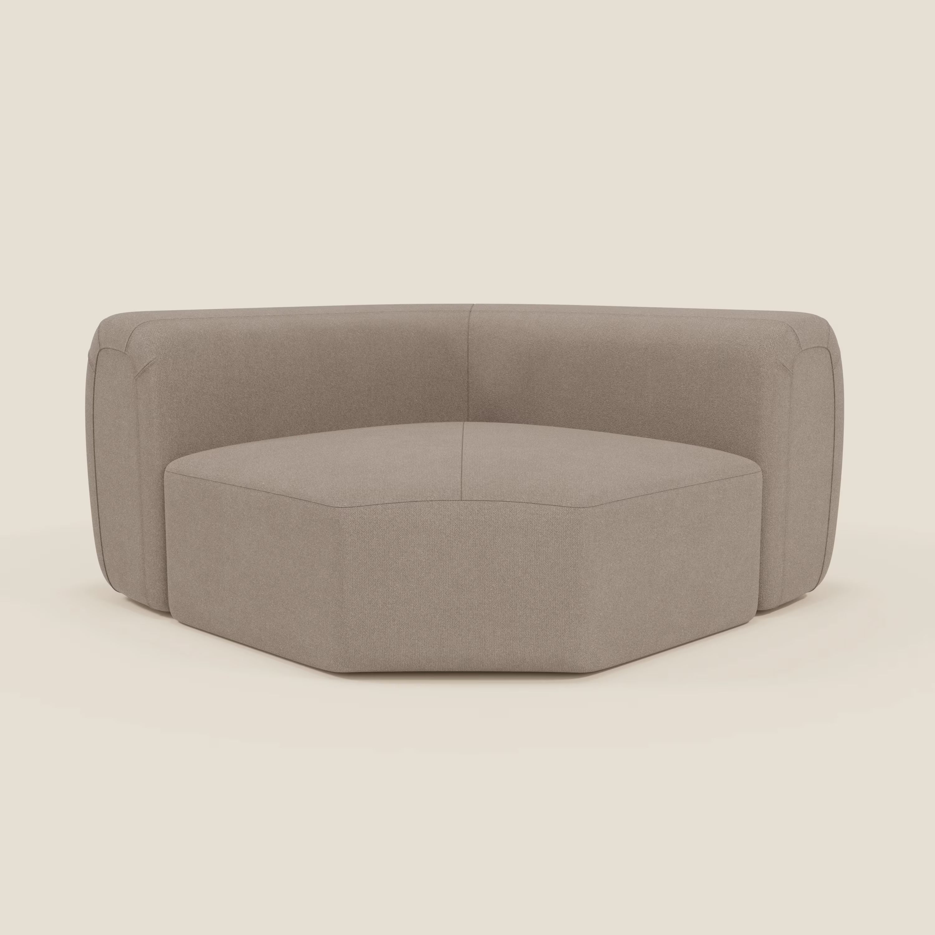 Il Bonbon Modulo angolare di Divani.Store è un moderno divano componibile color tortora (T23 tortora) dalle linee pulite, con seduta geometrica, schienale curvo per gli angoli e tessuto smacchiabile su fondo chiaro.