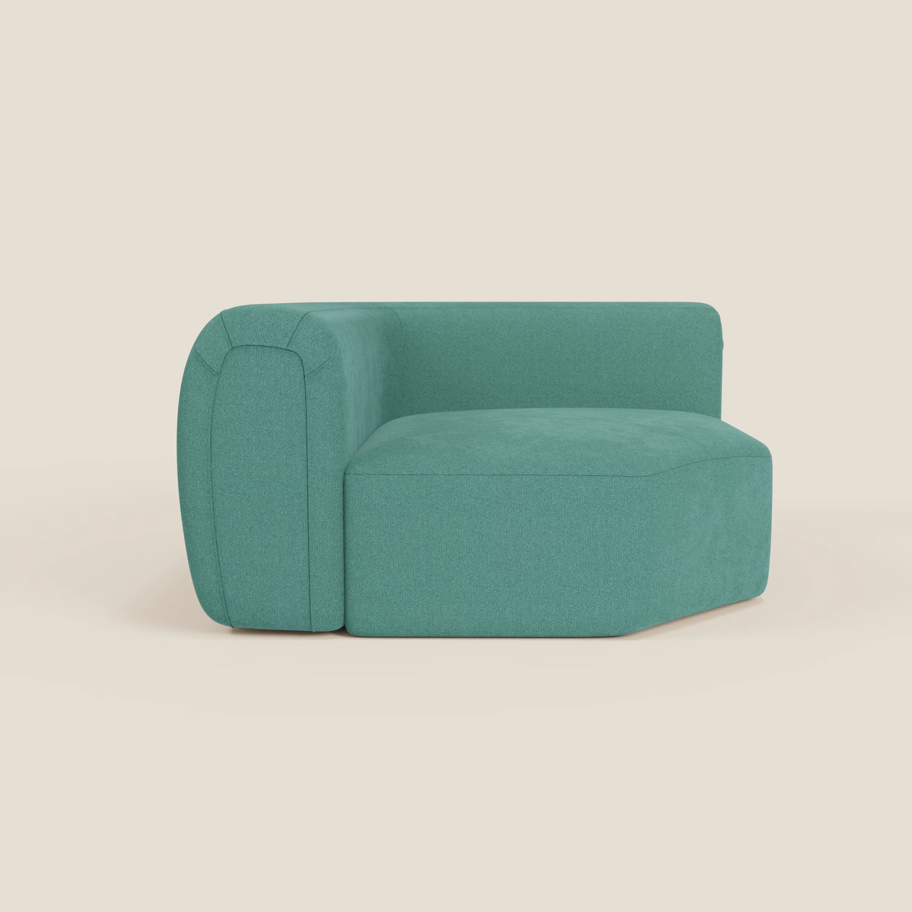 Bonbon Modulo angolare di Divani.Store è un moderno divano componibile con braccioli a sinistra in tessuto antimacchia T23 verde acqua, caratterizzato da linee pulite, schienale e braccioli arrotondati e un'ampia seduta in peluche, qui presentata su un semplice sfondo bianco sporco.