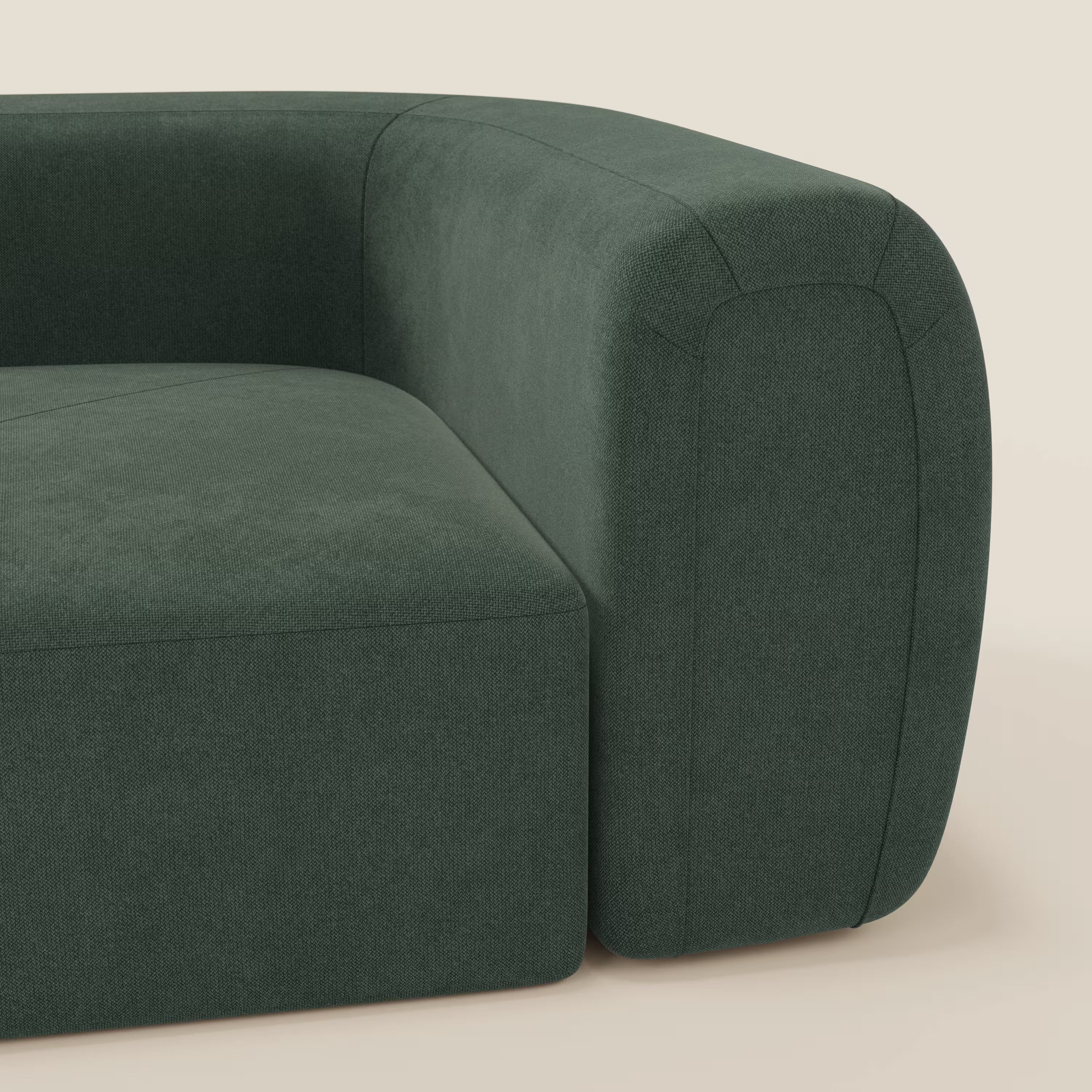 Primo piano di Bonbon Modulo angolare di Divani.Store, un moderno divano componibile in tessuto antimacchia T23 verde. L'immagine mette in evidenza il bracciolo sinistro e la seduta, mostrando il suo design minimalista e contemporaneo, ideale per qualsiasi spazio.