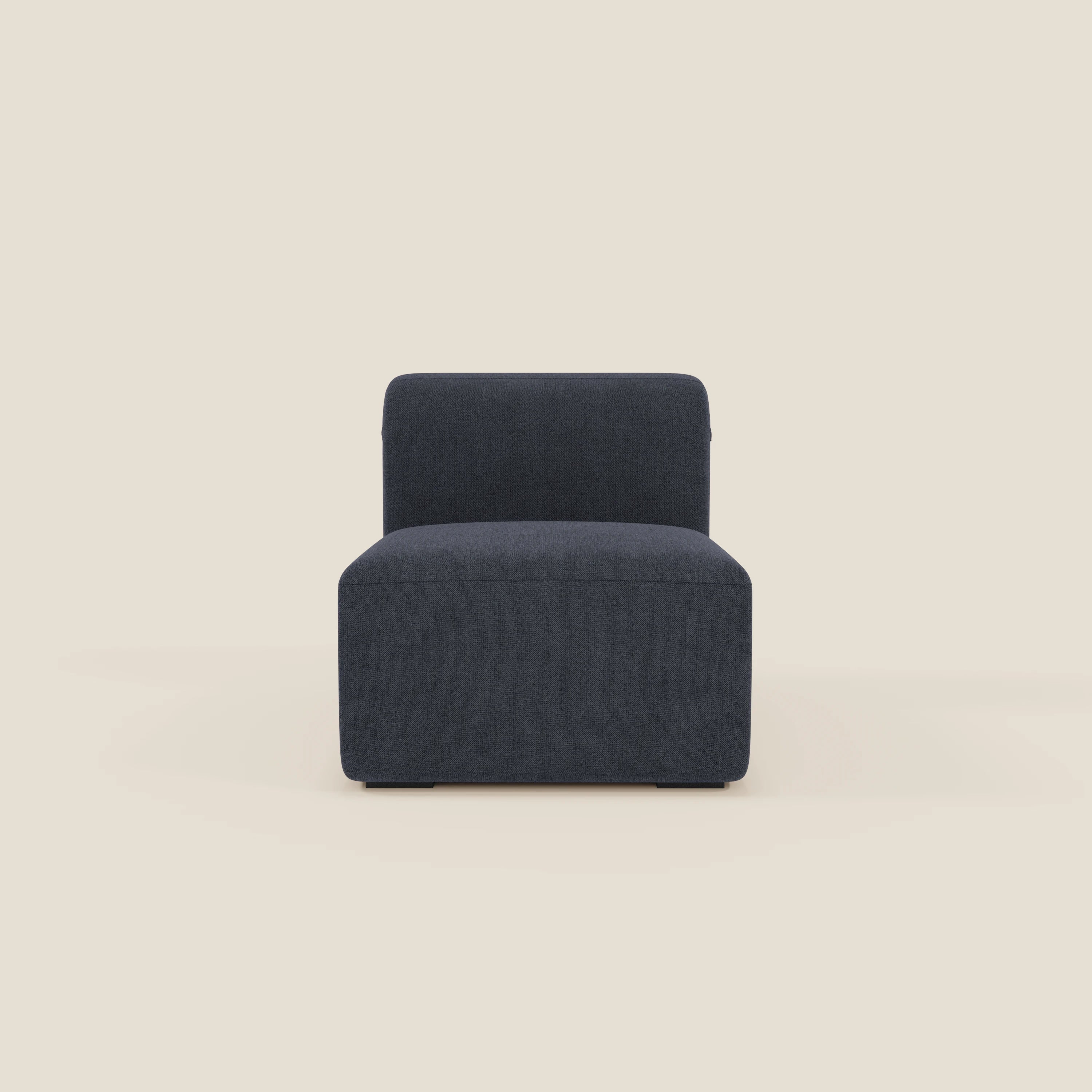 BonBon modulo centrale 70 cm di Divani.Store è una poltrona lounge senza braccioli o componibile in tessuto antimacchia T23 ardesia blu, con schienale basso e rettangolare e linee eleganti e minimaliste su sfondo beige.