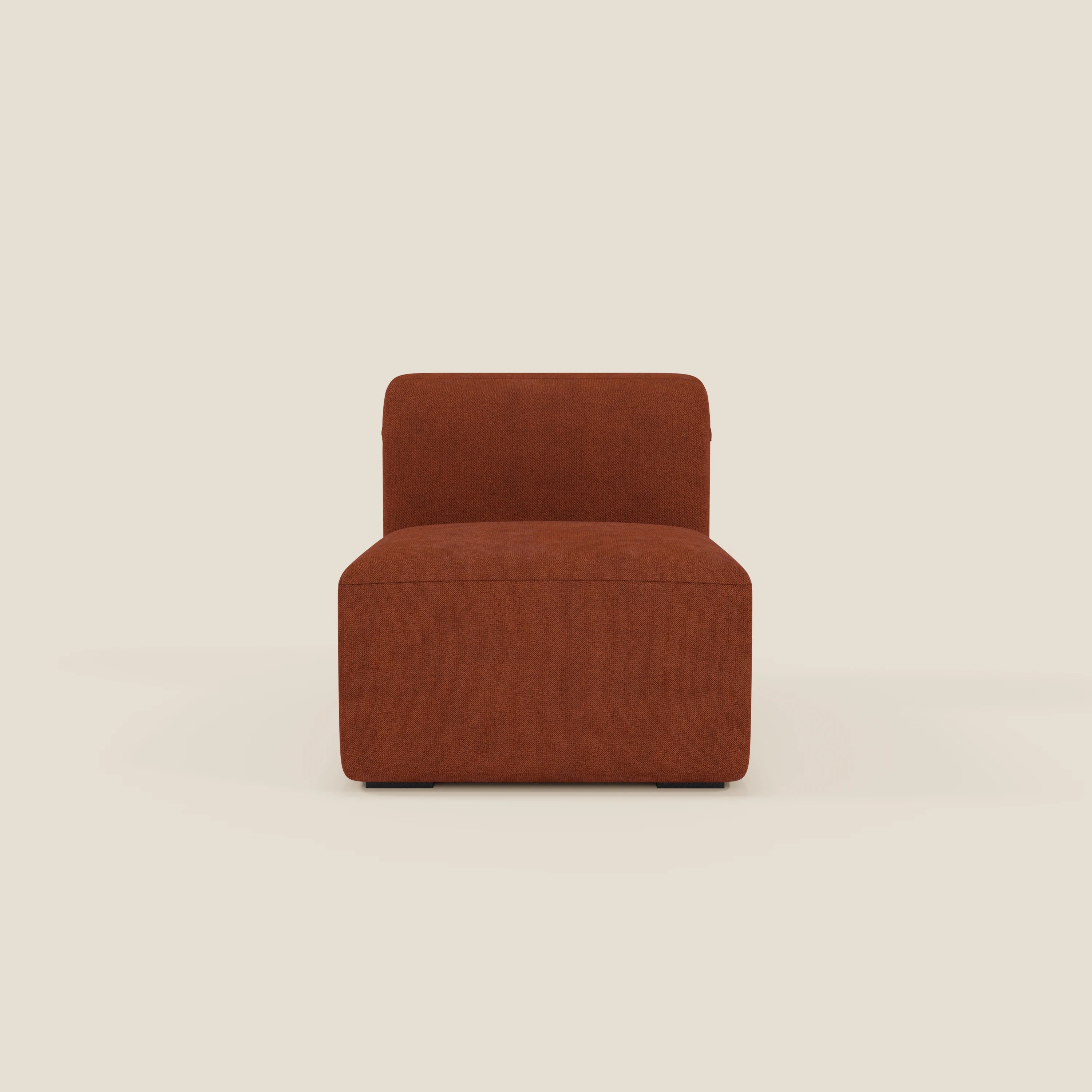 BonBon modulo centrale 70 cm di Divani.Store è una poltrona lounge minimalista senza braccioli in tessuto ruggine T23 antimacchia, caratterizzata da una seduta spessa, uno schienale leggermente curvo e un design moderno e squadrato su uno sfondo bianco sporco.