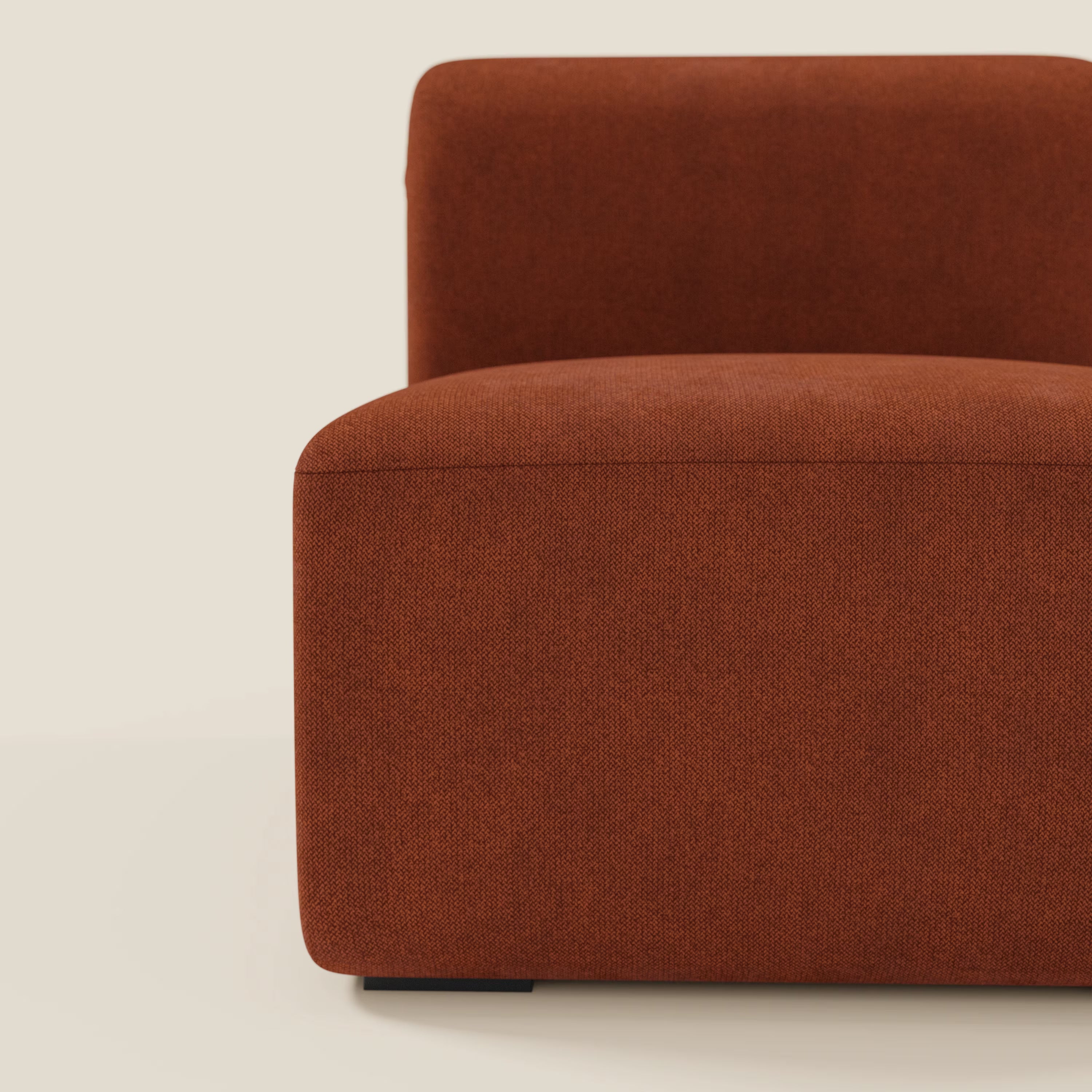 Primo piano di BonBon modulo centrale 70 cm di Divani.Store in tessuto smacchiabile T23 ruggine, che mette in evidenza le sue linee pulite, la cuscinatura soffice e la morbida imbottitura per un tocco moderno su uno sfondo neutro.