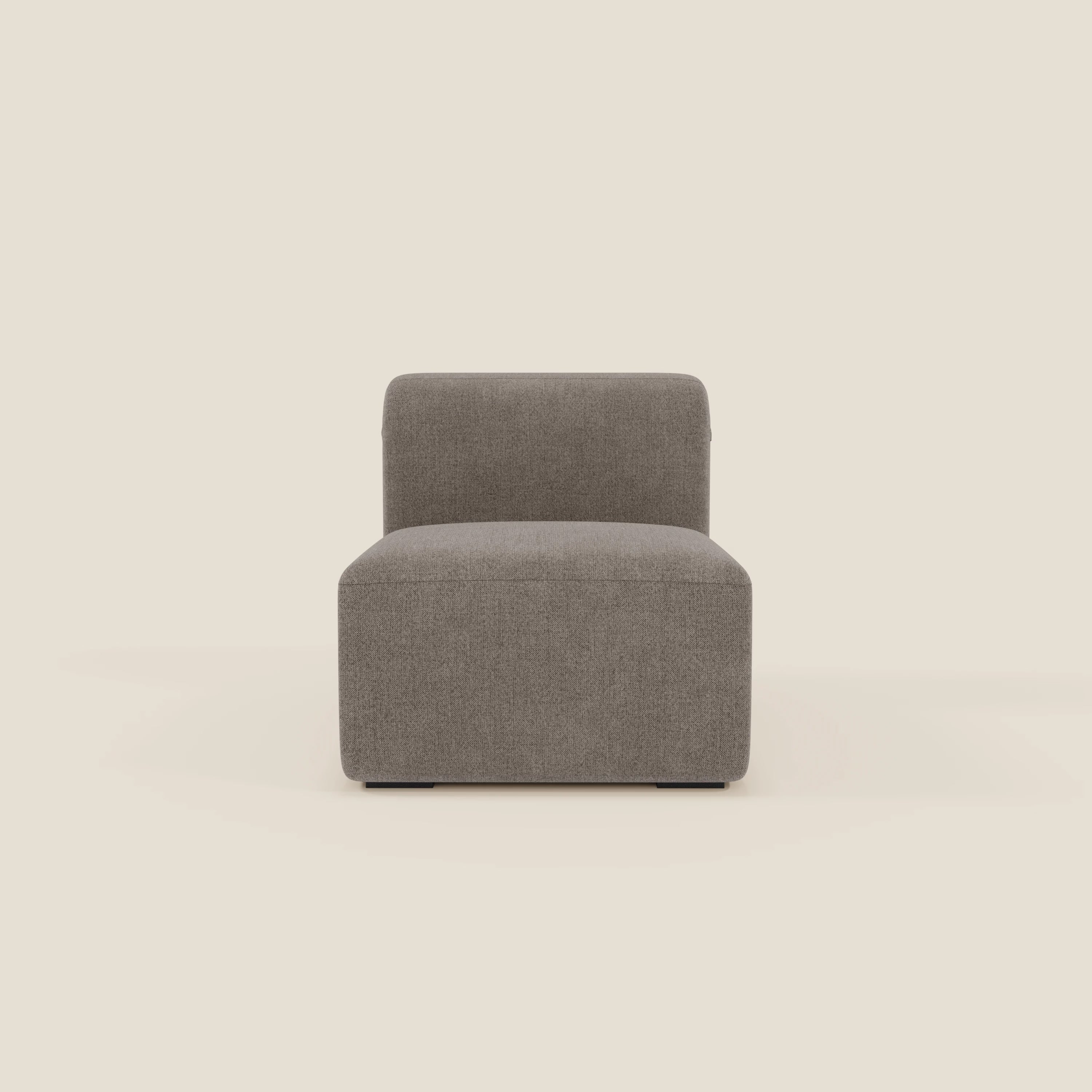 BonBon modulo centrale 70 cm di Divani.Store è una sedia moderna senza braccioli con schienale basso e ampia seduta, rivestita in tessuto antimacchia T23 taupe. Si trova su una superficie piana, su uno sfondo beige chiaro, e mette in evidenza il suo design minimalista.