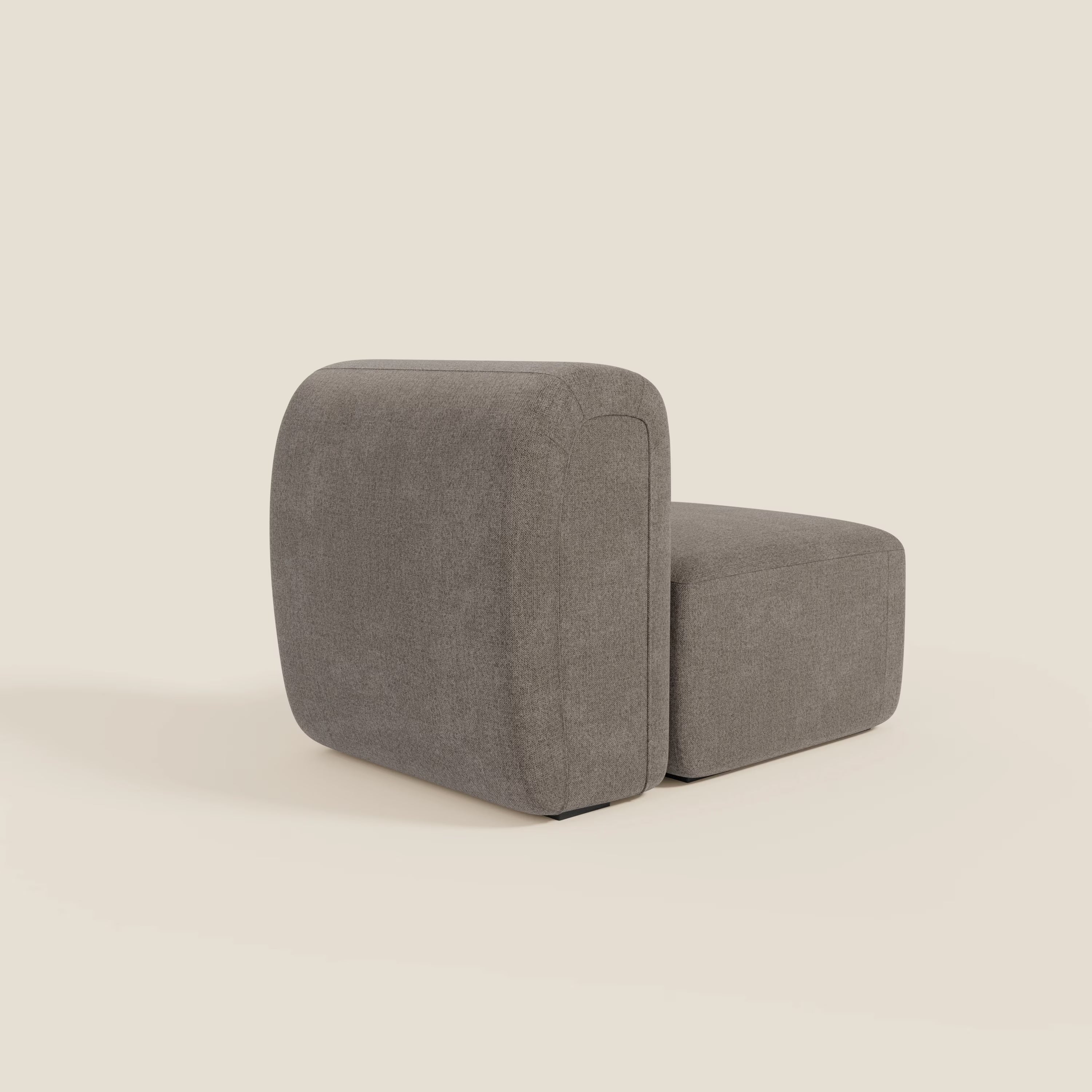 BonBon modulo centrale 70 cm di Divani.Store è una poltrona senza braccioli o un elemento modulare rivestito in tessuto antimacchia T23 color tortora, con cuscini quadrati e bordi morbidi e arrotondati, presentati su uno sfondo beige chiaro da un'angolazione.