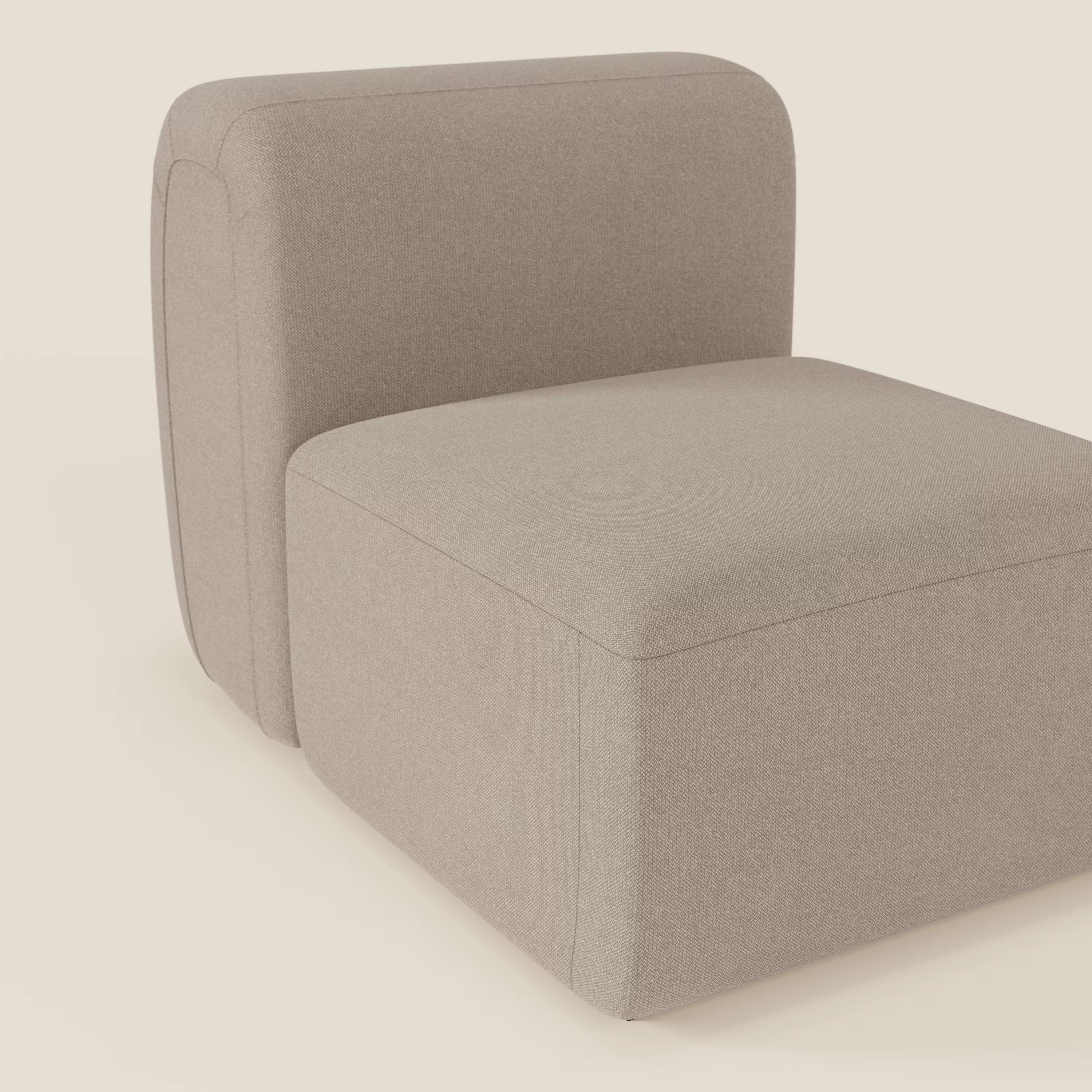 BonBon modulo centrale 70 cm di Divani.Store è una sedia modulare senza braccioli in tessuto tortora T23 antimacchia. Il suo design squadrato e minimalista è caratterizzato da bordi arrotondati e da una seduta e uno schienale spessi, raffigurati su uno sfondo bianco sporco.