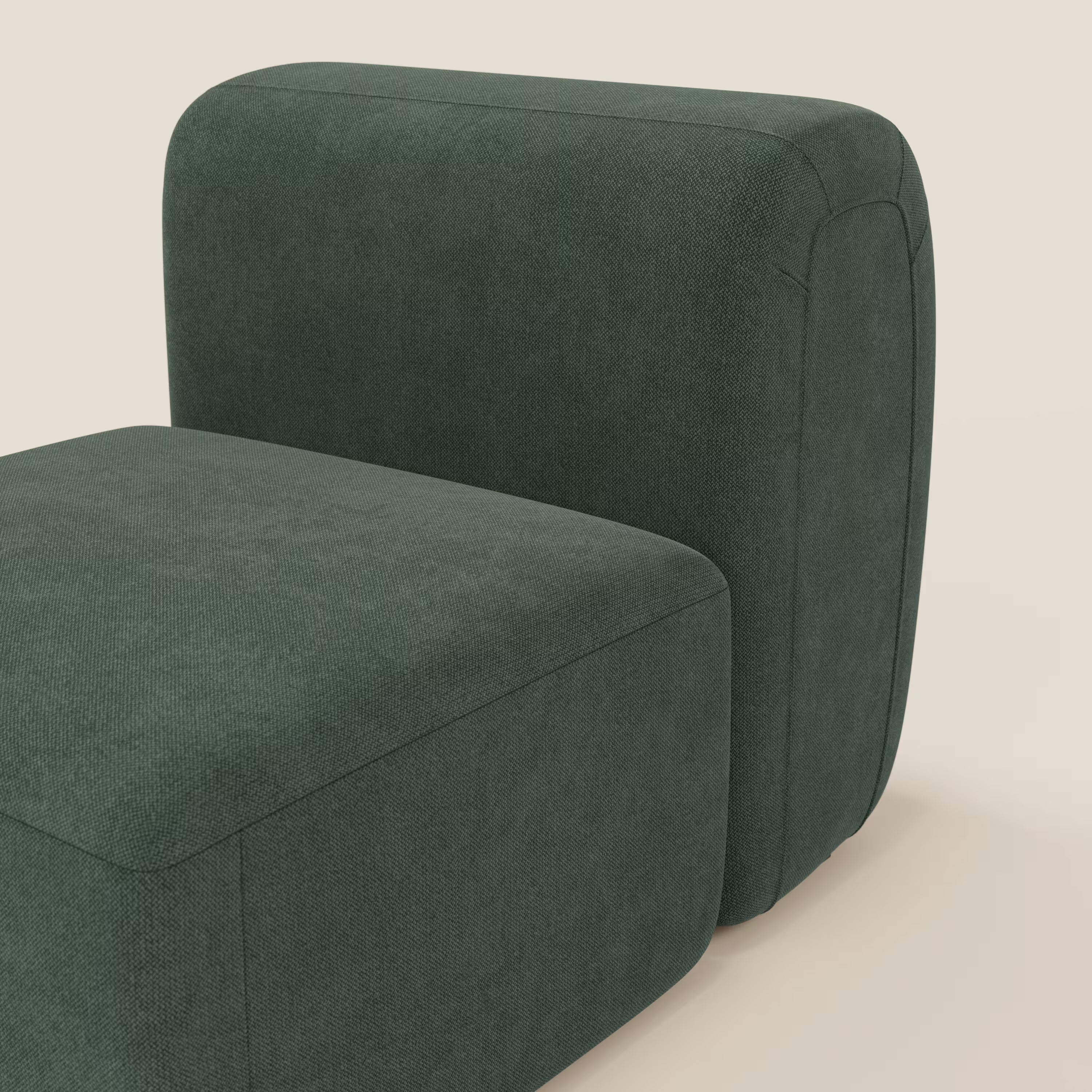 BonBon modulo centrale 70 cm di Divani.Store è una sedia moderna senza braccioli rivestita in tessuto antimacchia T23 verde, con spessi cuscini di seduta e schienale e bordi arrotondati, presentata su un fondo beige chiaro.