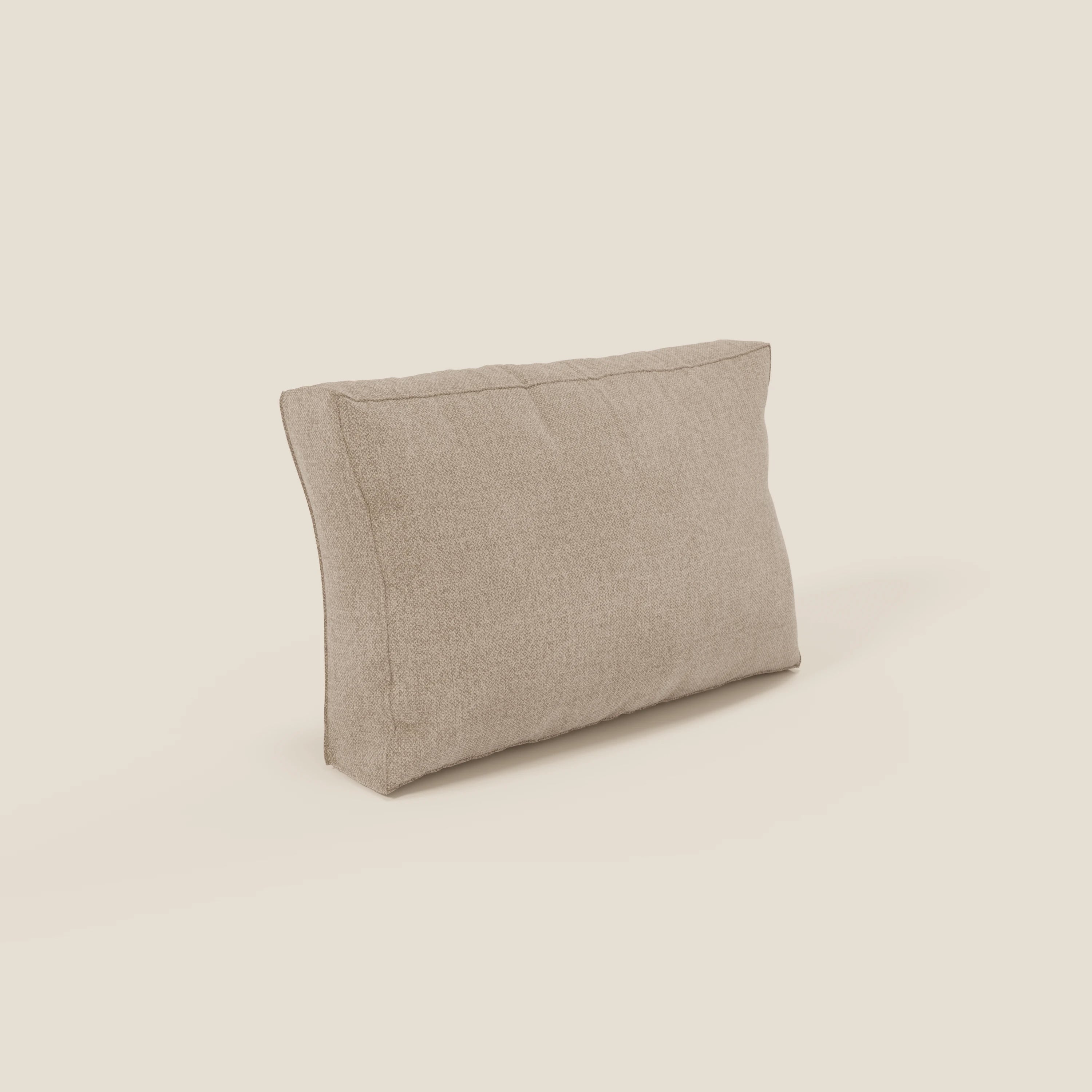 Il cuscino schienale BonBon di Divani.Store, in tessuto antimacchia T23 beige, è caratterizzato da una forma rettangolare con bordi definiti e cuciture sottili, esposto in posizione verticale su uno sfondo crema chiaro. Disponibile in 2 misure.