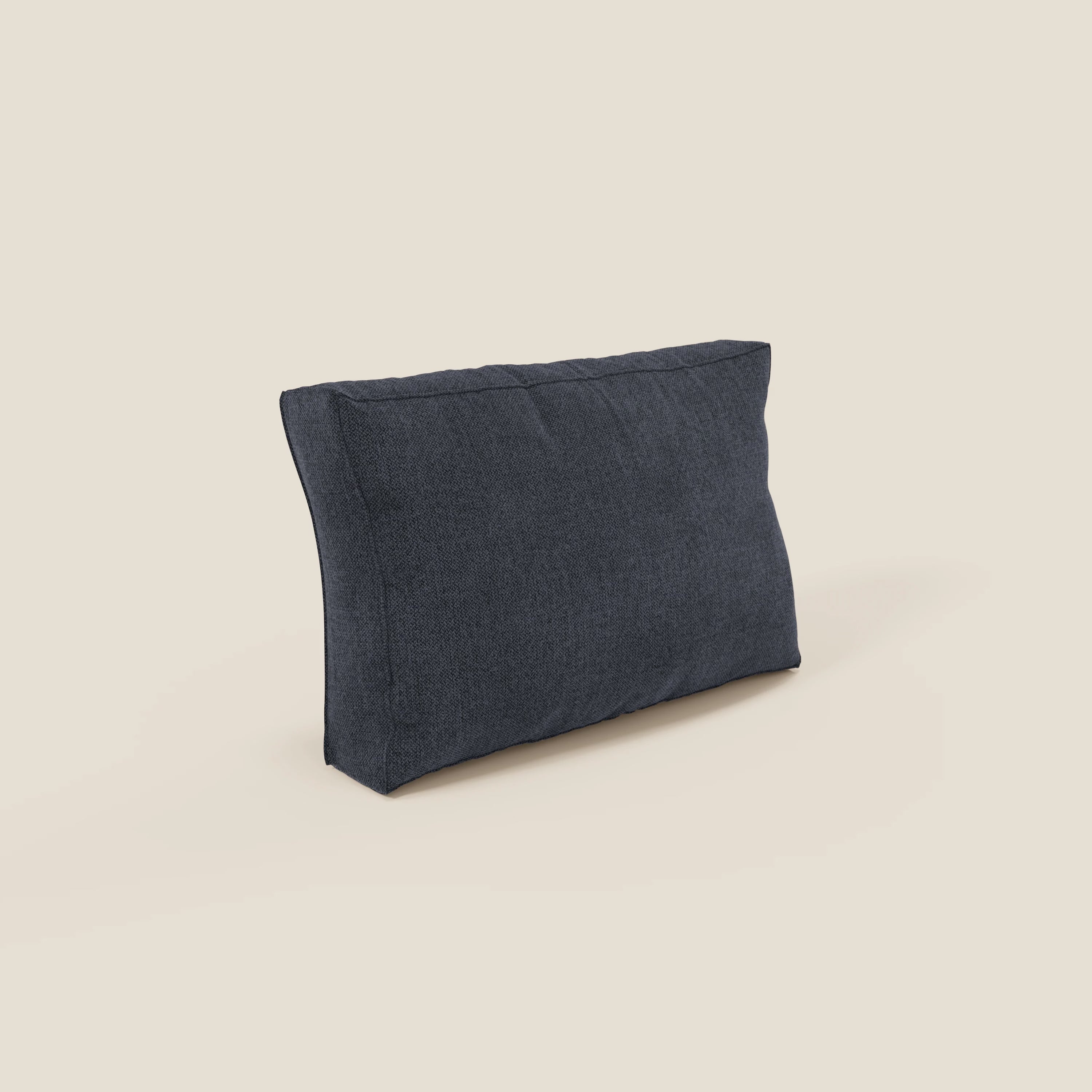 Il cuscino schienale BonBon di Divani.Store, disponibile in 2 misure e tessuto smacchiabile T23 blu ardesia, si erge su uno sfondo beige chiaro, caratterizzato da bordi puliti e da un design minimalista e felpato.