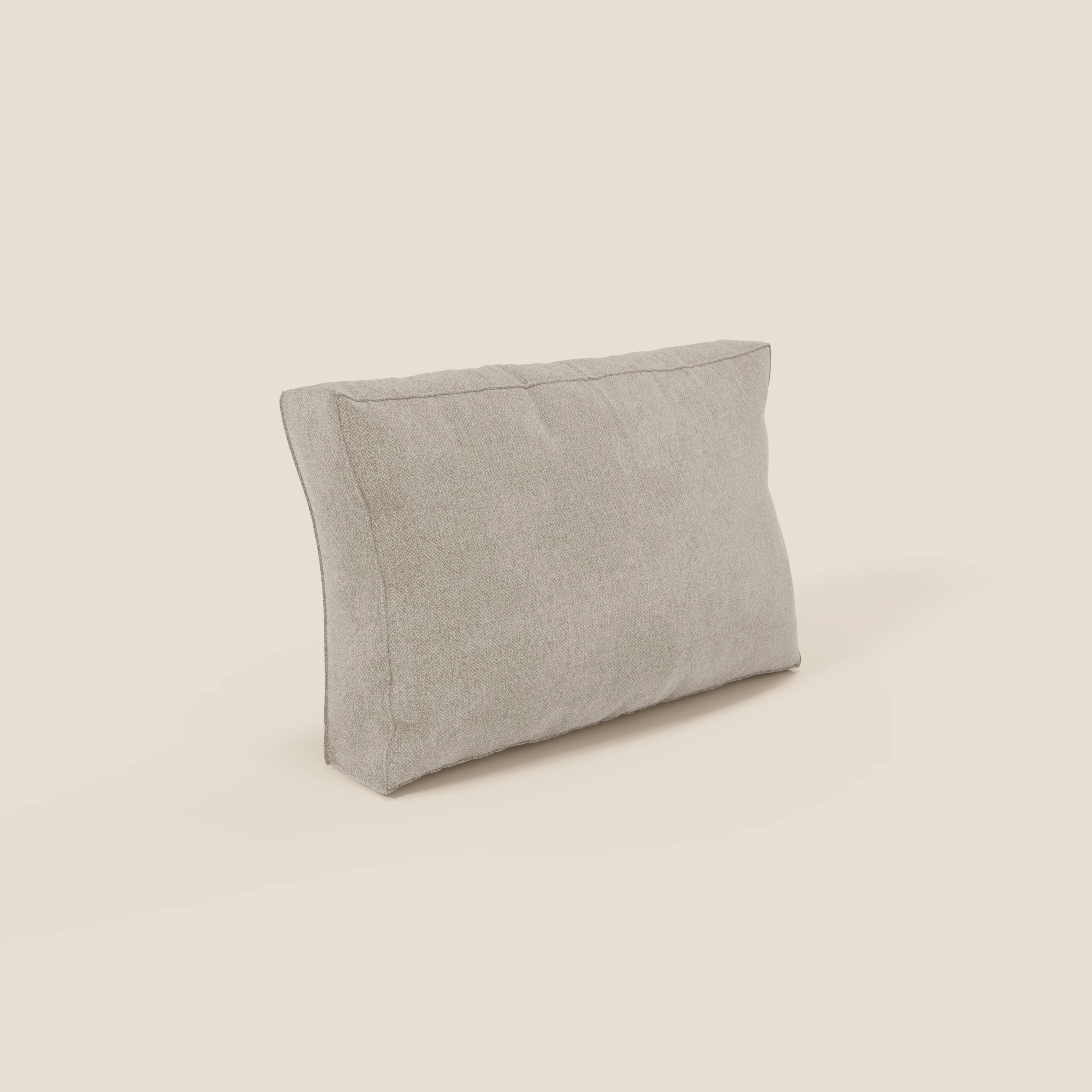 Un cuscino schienale rettangolare BonBon di Divani.Store, in tessuto smacchiabile T23 panna e tonalità grigio chiaro, si erge ad angolo su uno sfondo crema. Disponibile in 2 dimensioni, la sua superficie morbida presenta cuciture sottili e una texture liscia.