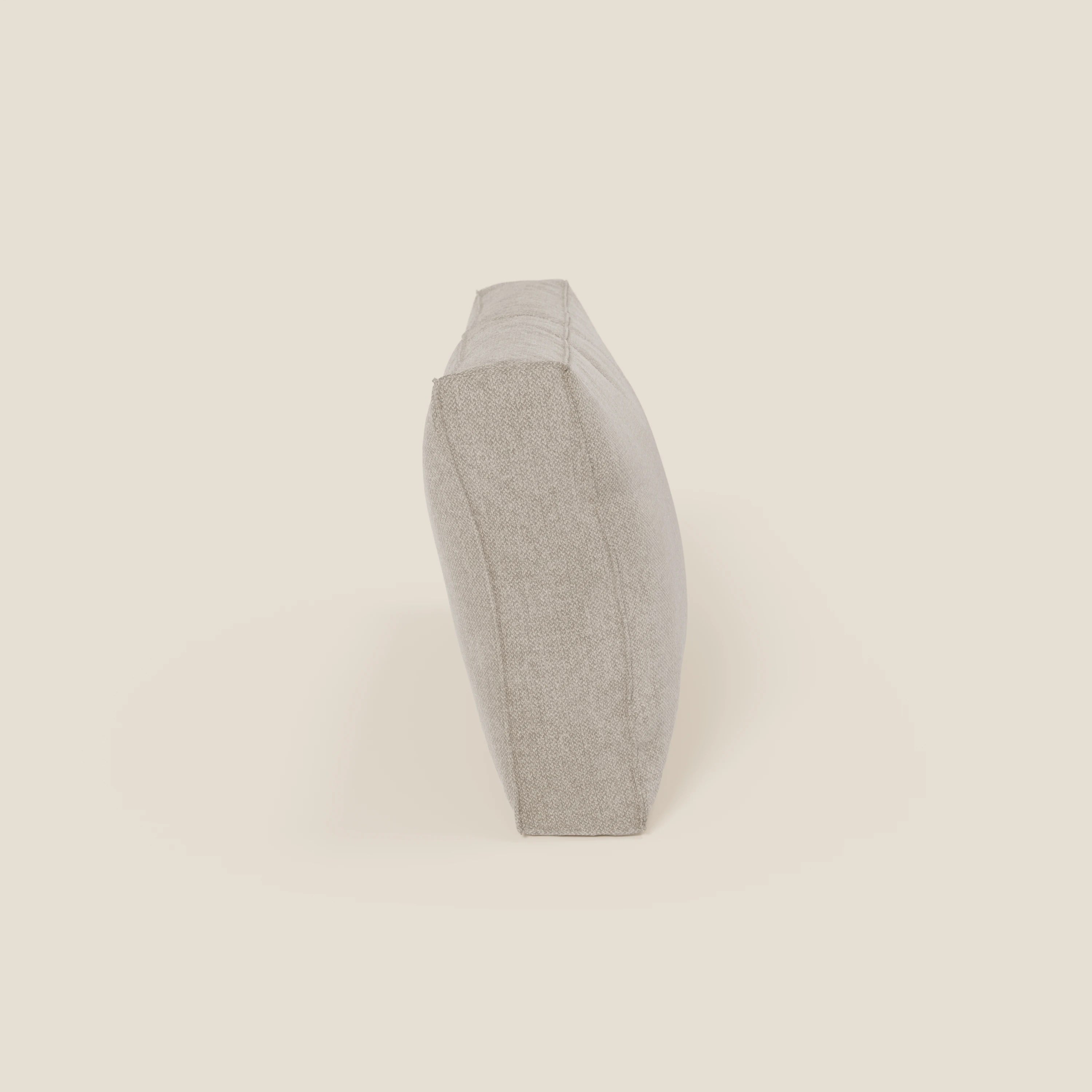 Il cuscino schienale BonBon di Divani.Store, presentato in tessuto antimacchia T23 panna, si erge con cuciture a vista e un aspetto strutturato e morbido. Disponibile in 2 misure, presenta un rivestimento morbido e leggermente strutturato su uno sfondo bianco sporco.