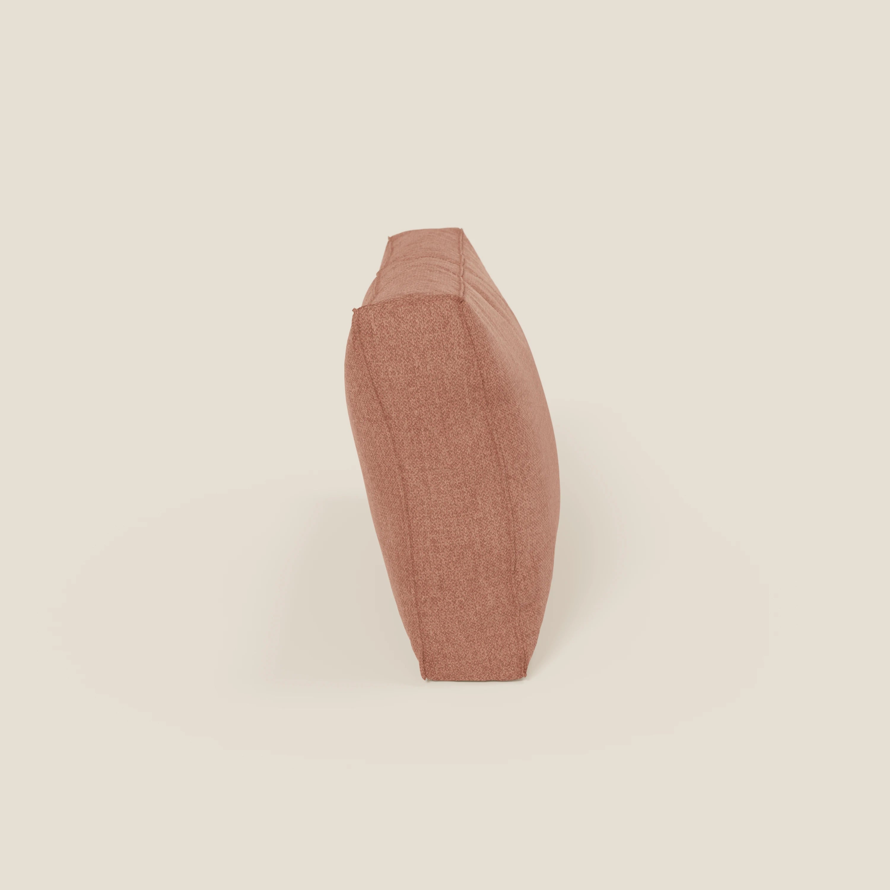 Il cuscino schienale BonBon di Divani.Store è presentato in tessuto T23 pesca color ruggine, resistente alle macchie. La sua forma quadrata è caratterizzata da un tessuto strutturato e da bordi delicatamente arrotondati, per un aspetto morbido e accogliente. Disponibile in 2 misure.