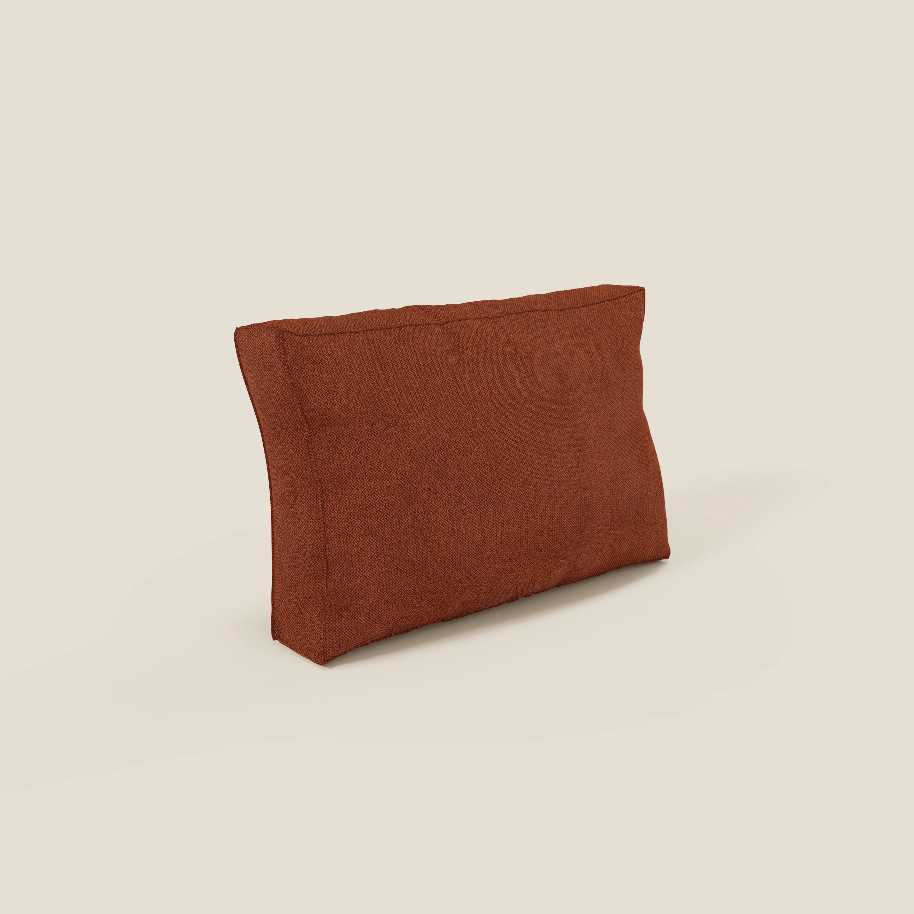 Un cuscino schienale rettangolare BonBon di Divani.Store, in tessuto smacchiabile T23 ruggine, è disposto ad angolo su uno sfondo beige chiaro. Il cuscino presenta una texture liscia e cuciture a vista sui bordi. Disponibile in 2 misure.