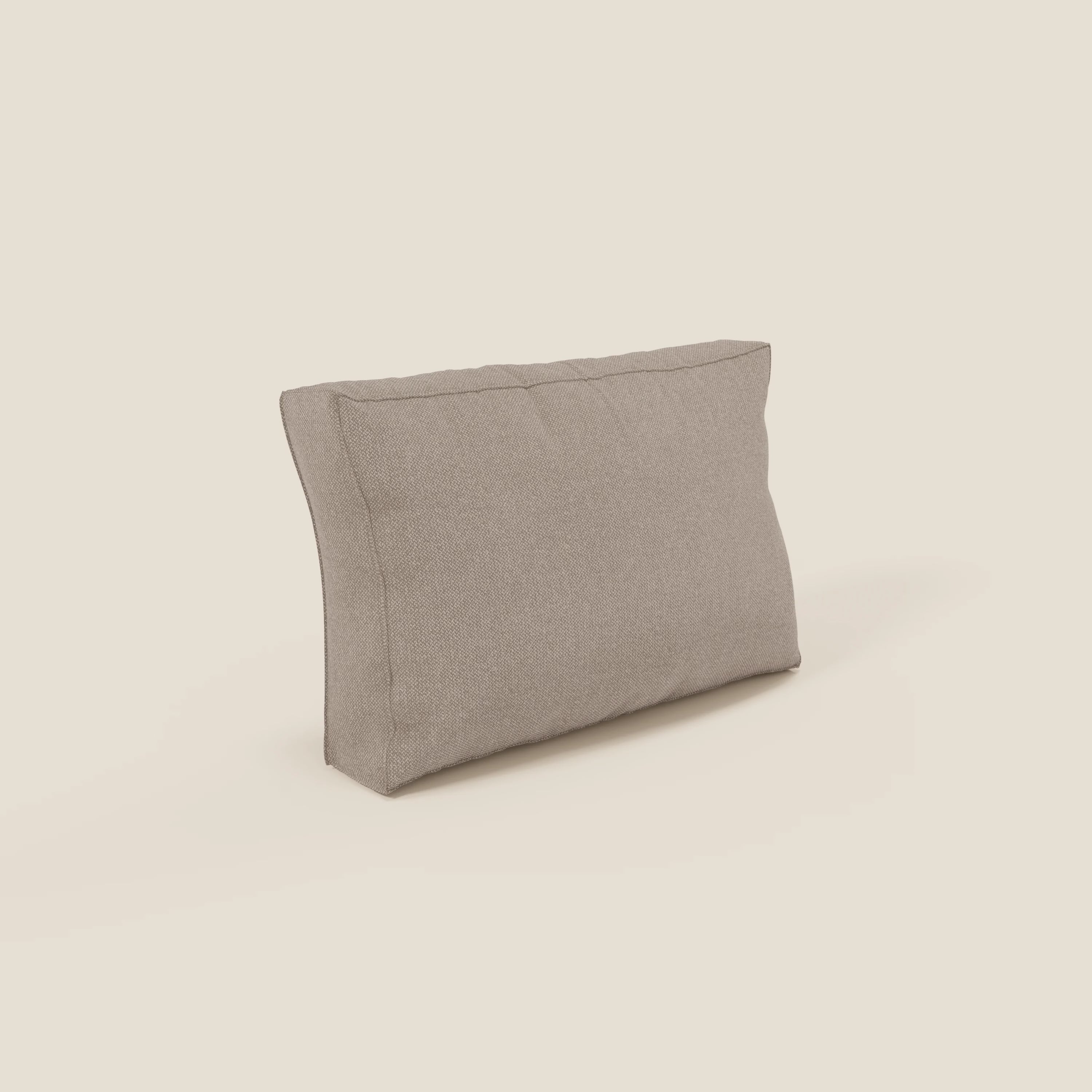 Il cuscino schienale BonBon di Divani.Store, in tessuto smacchiabile T23 tortora, si erge su uno sfondo bianco sporco. Il suo aspetto imbottito e abbondante e le cuciture pulite lo rendono perfetto per il vostro divano modulare. Disponibile in 2 misure.