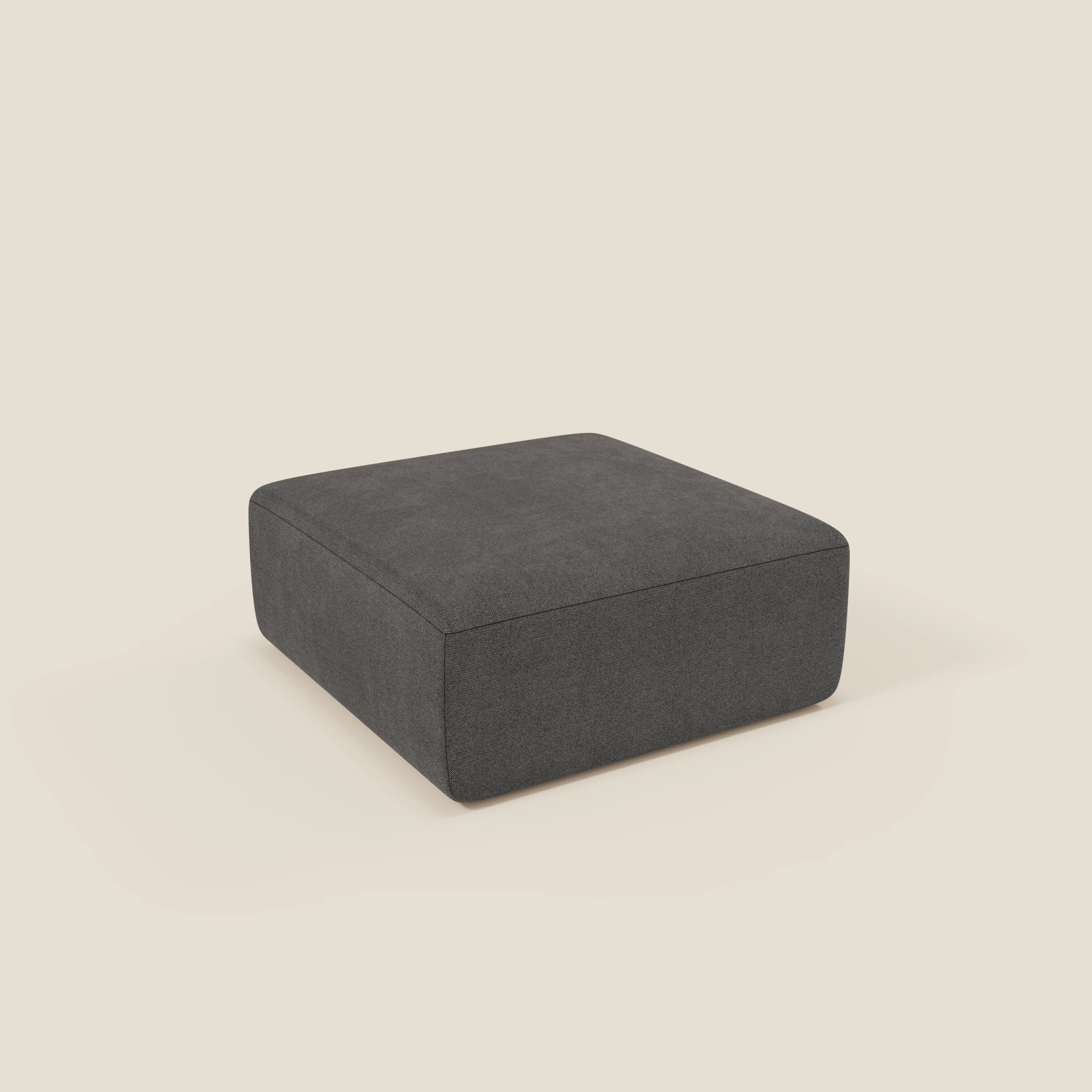 Il pouf BonBon di Divani.Store è un pouf modulare quadrato di colore grigio scuro in tessuto antracite T23 antimacchia, dalle linee pulite e dal design minimalista, qui presentato su uno sfondo beige chiaro senza gambe o abbellimenti visibili.