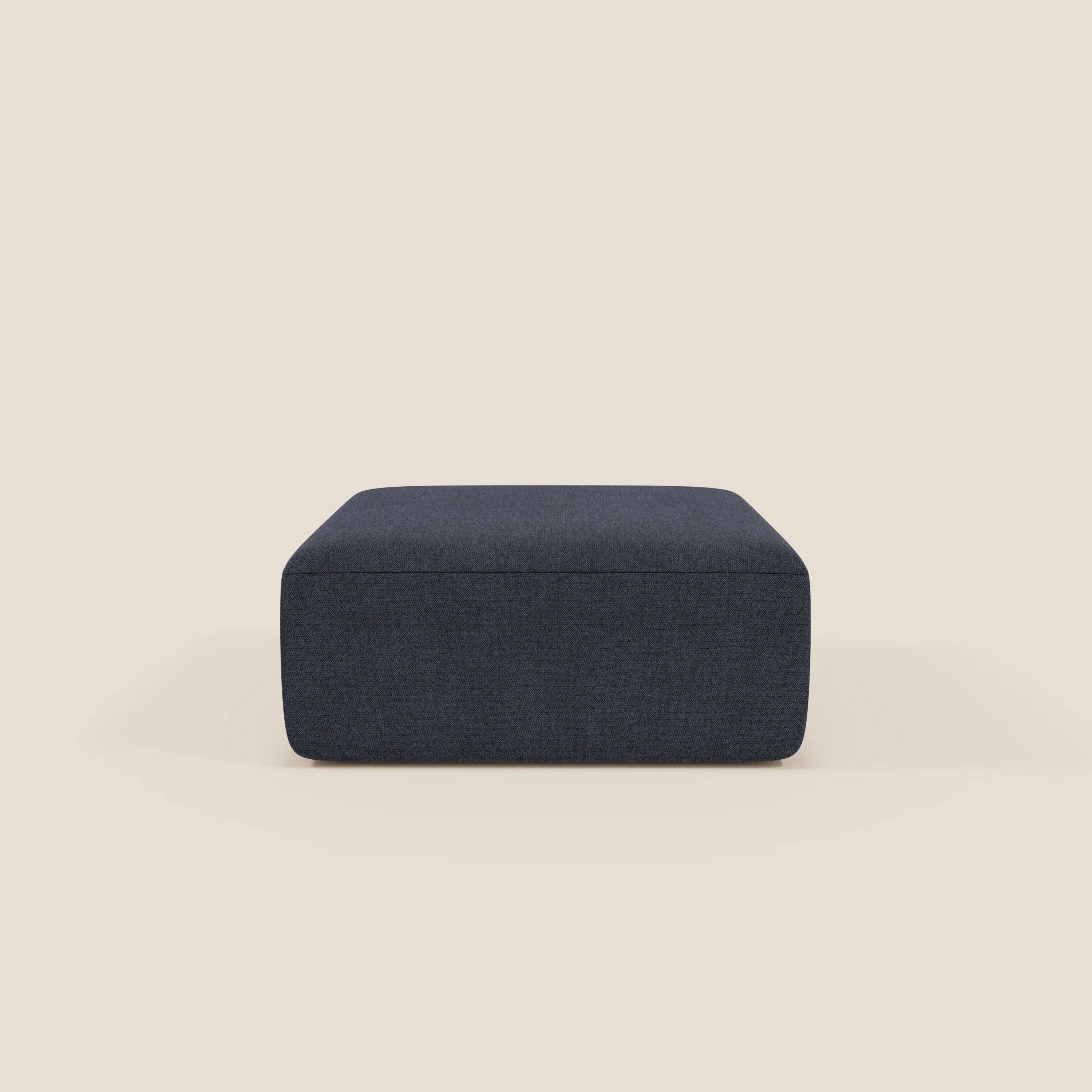 Il pouf BonBon di Divani.Store è un pouf basso e rettangolare in tessuto lavabile T23 blu ardesia, caratterizzato da un design moderno e minimalista con bordi puliti e assenza di gambe visibili.