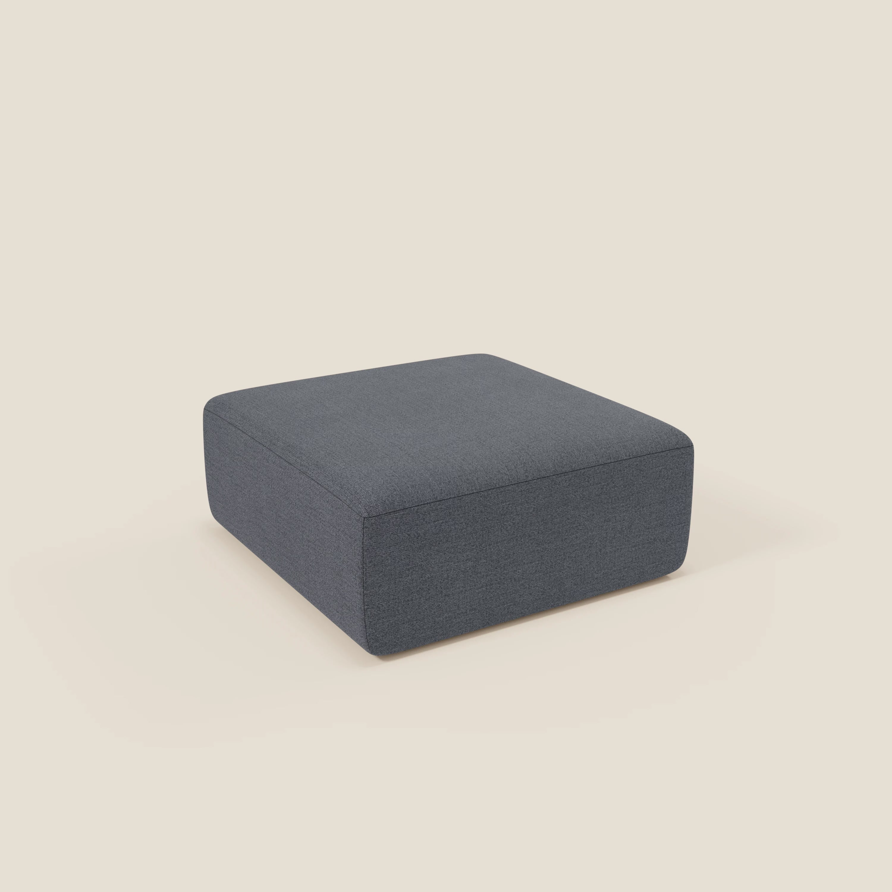 Il pouf BonBon di Divani.Store, in tessuto T23 antimacchia blu grafite, presenta un design moderno e minimalista con linee pulite, una texture morbida e una forma quadrata, ideale per una seduta versatile in qualsiasi spazio contemporaneo.