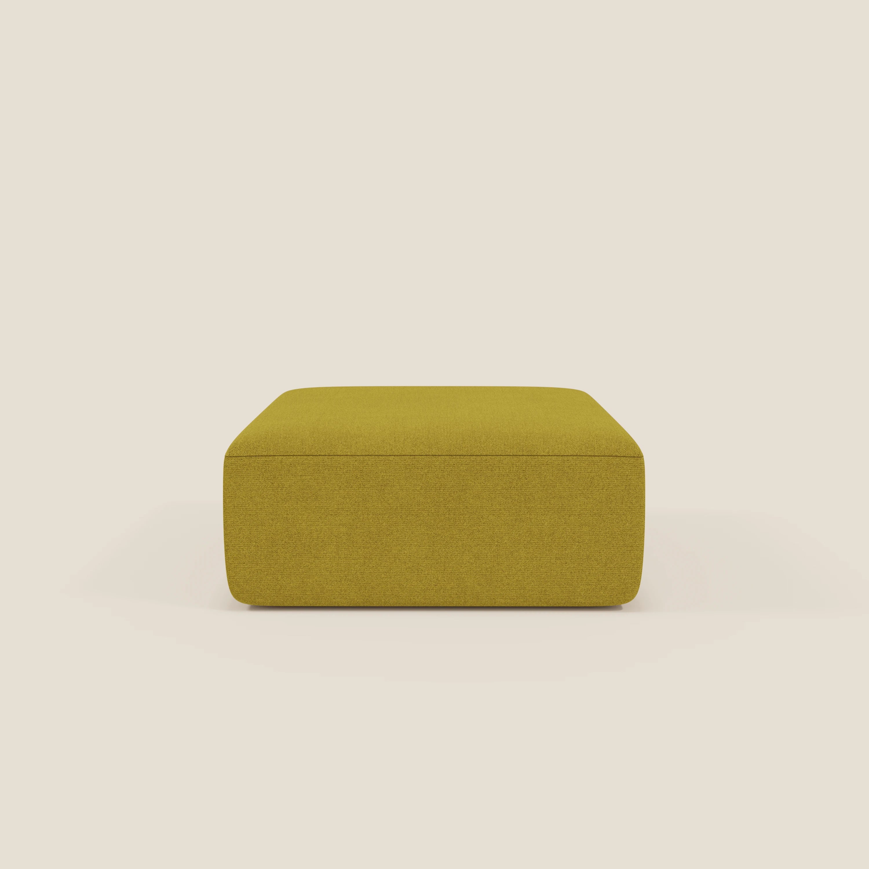 Il pouf divano modulare BonBon di Divani.Store, qui presentato in tessuto antimacchia T23 giallo sole, ha una forma rettangolare bassa con linee pulite e un design semplice e moderno su uno sfondo neutro bianco sporco.