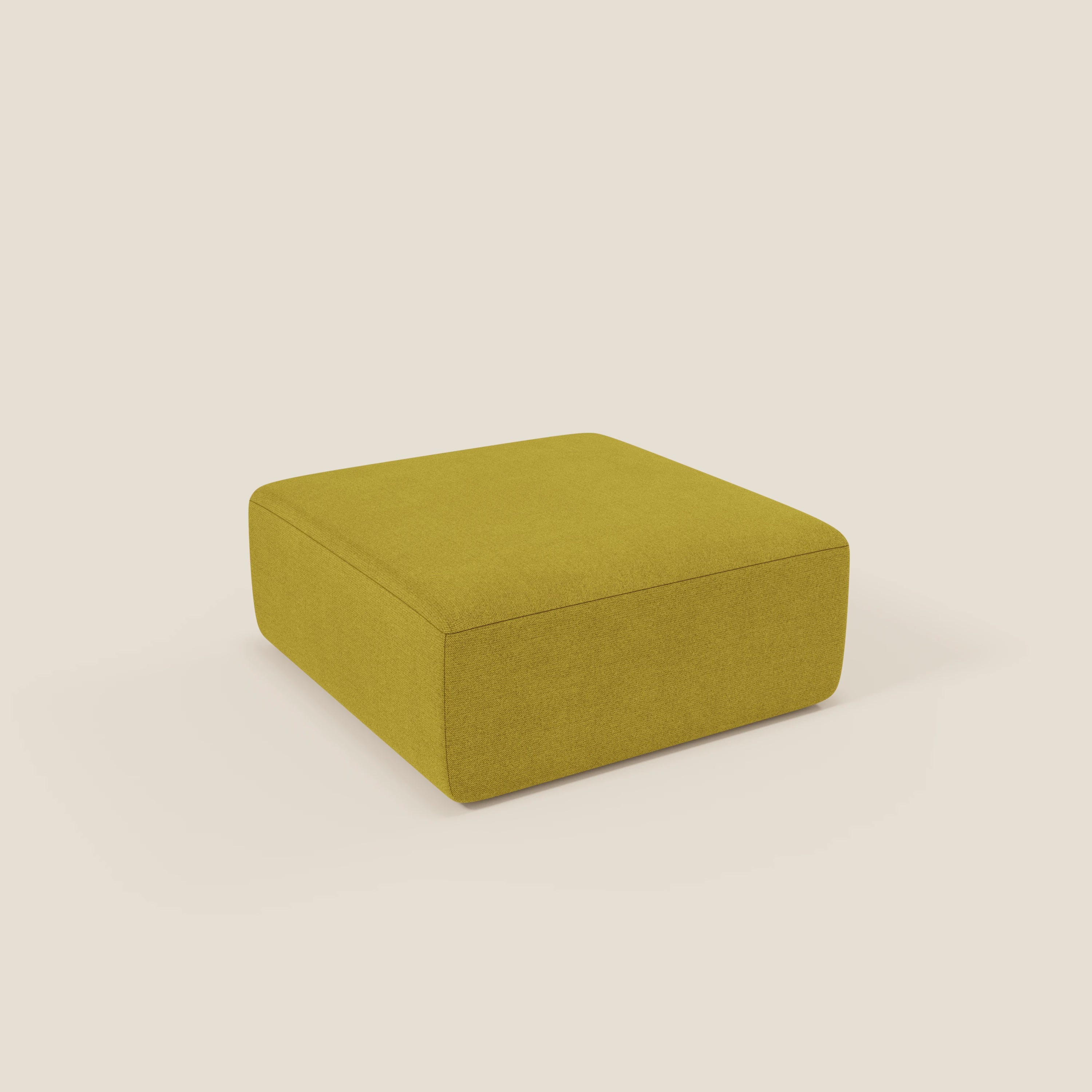 Il pouf BonBon di Divani.Store, presentato in tessuto antimacchia T23 giallo sole, presenta un design squadrato e moderno con bordi lisci e piano d'appoggio. Questo pouf modulare è posizionato su uno sfondo beige chiaro. Disponibile in due misure.
