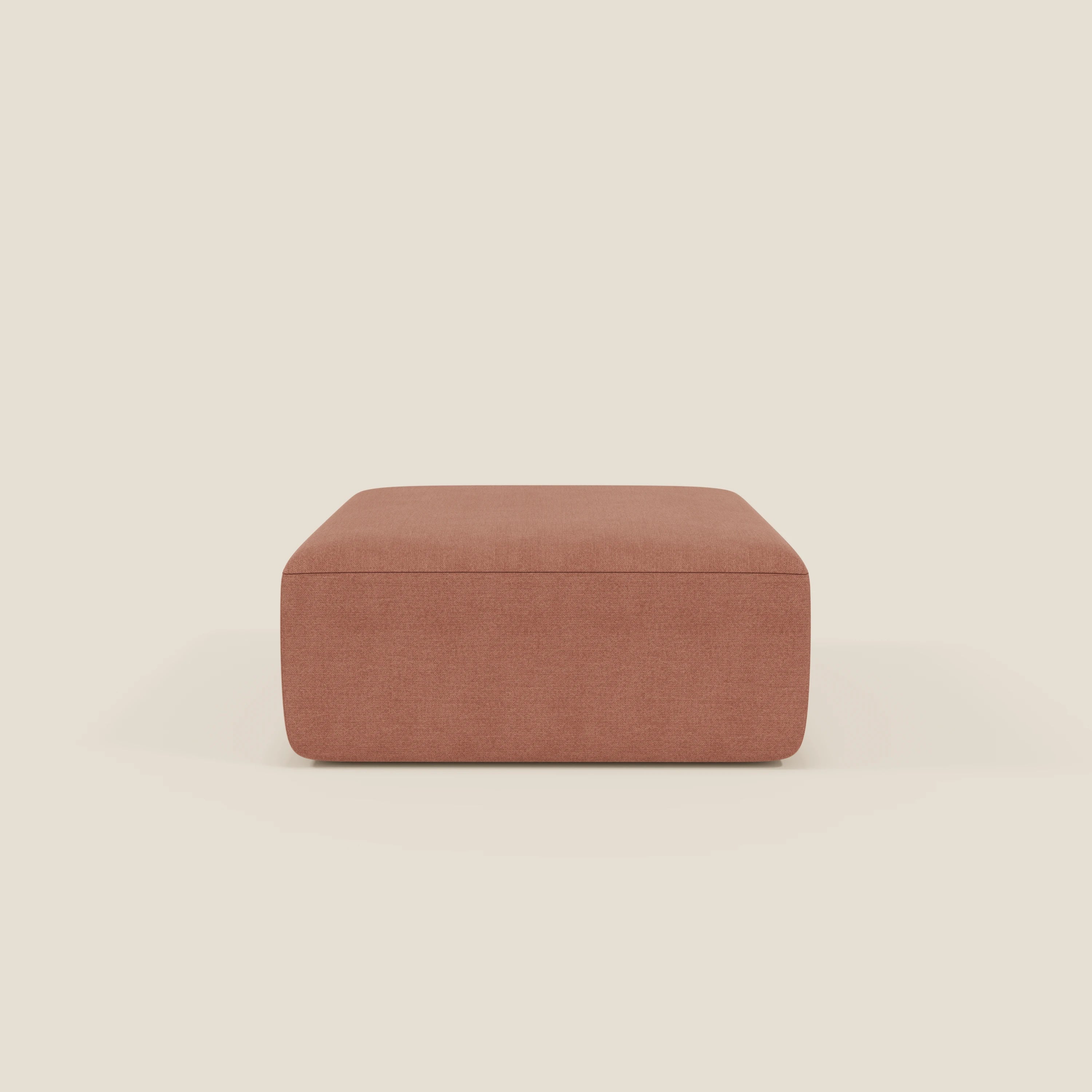 Il pouf divano modulare BonBon di Divani.Store, qui presentato in tessuto T23 pesca color ruggine e antimacchia, presenta una silhouette quadrata dalle linee pulite e un piano d'appoggio imbottito per un look minimalista e di basso profilo.