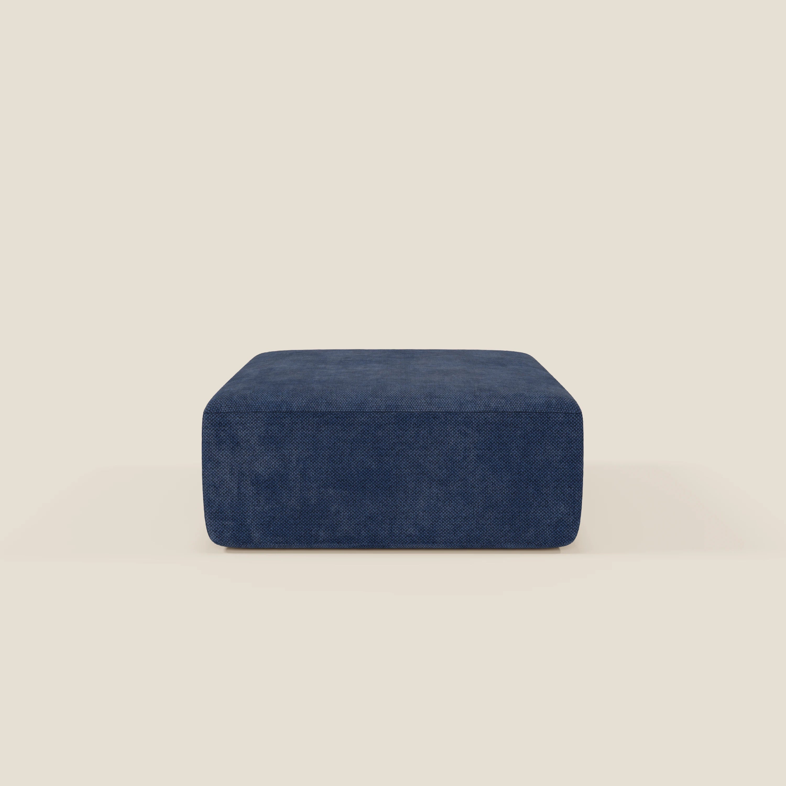 Il pouf BonBon modulo Grande Fratello edition in blu navy di Divani.Store è un ampio pouf quadrato dalla consistenza morbida e vellutata, dal tatto felpato e dai bordi arrotondati e lisci, raffigurato al centro su uno sfondo beige chiaro.