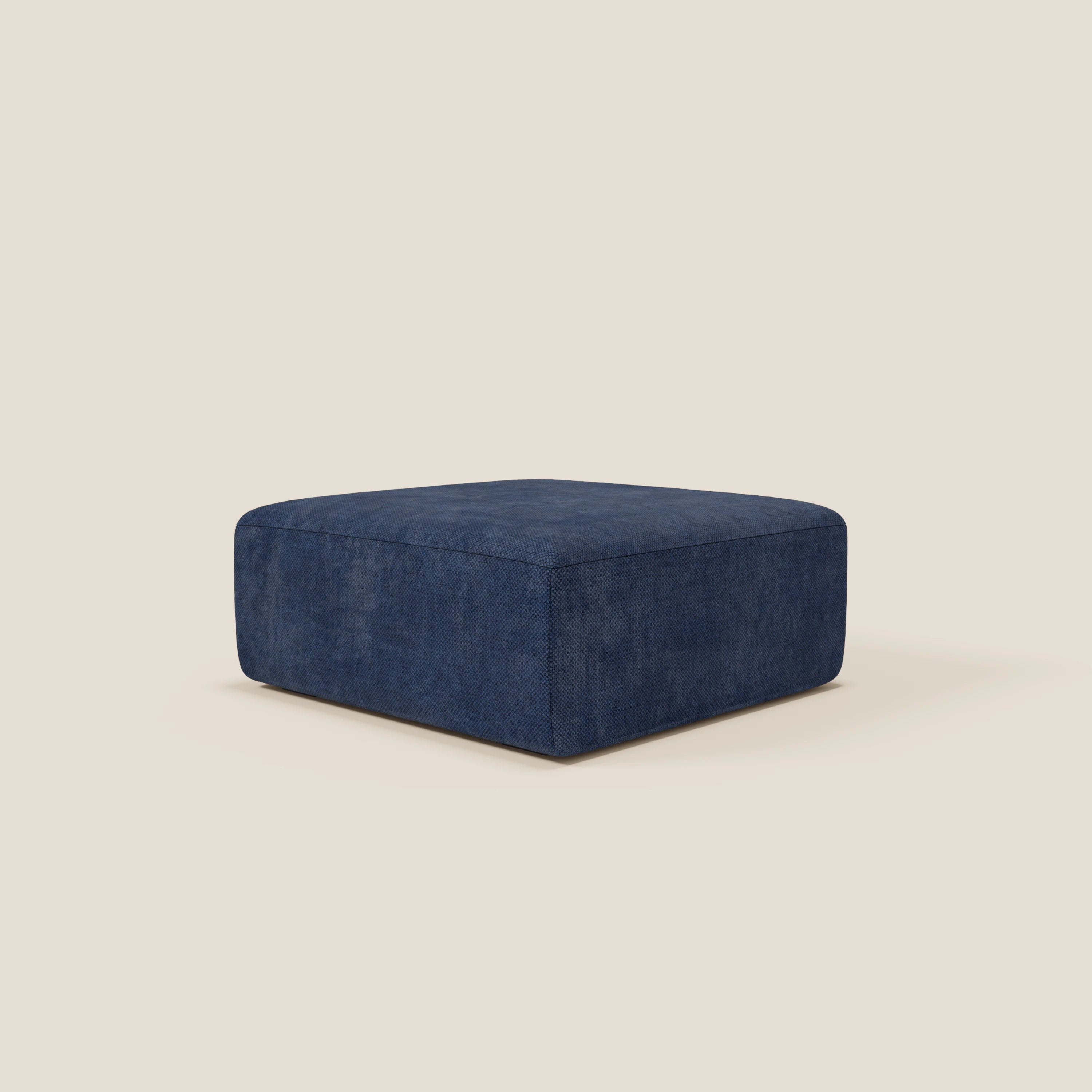 Il pouf modulo BonBon Grande Fratello edition in blu navy di Divani.Store è un grande pouf quadrato con una morbida imbottitura e linee pulite, ispirato al design del divano modulare. Poggia su uno sfondo beige chiaro e presenta un look moderno e minimalista, senza gambe visibili.