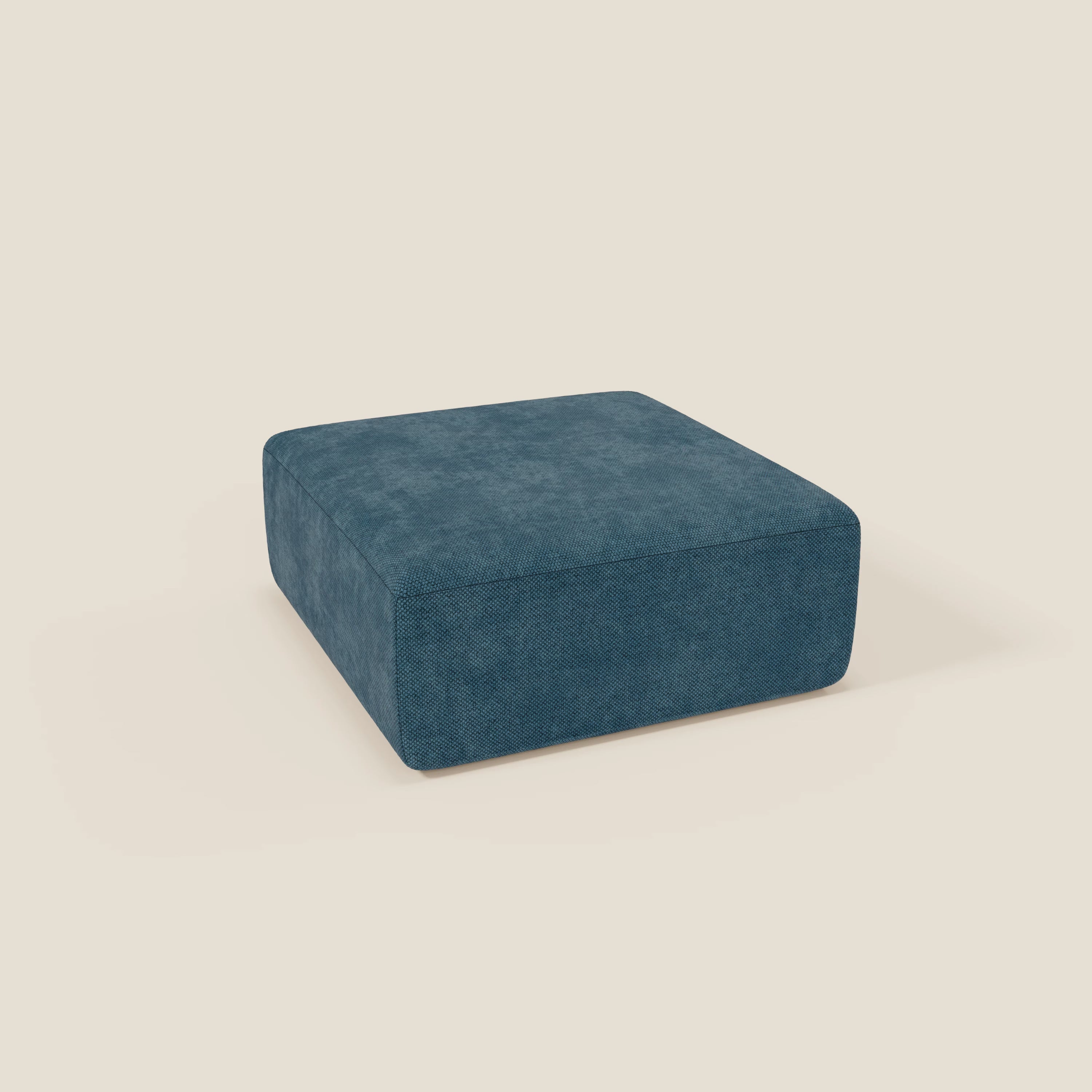 Il pouf BonBon modulo Grande Fratello edition petrolio di Divani.Store è un pouf quadrato a basso profilo con rivestimento testurizzato color verde acqua, linee pulite e un design minimalista, appoggiato su una base bianca chiara senza gambe o abbellimenti visibili.