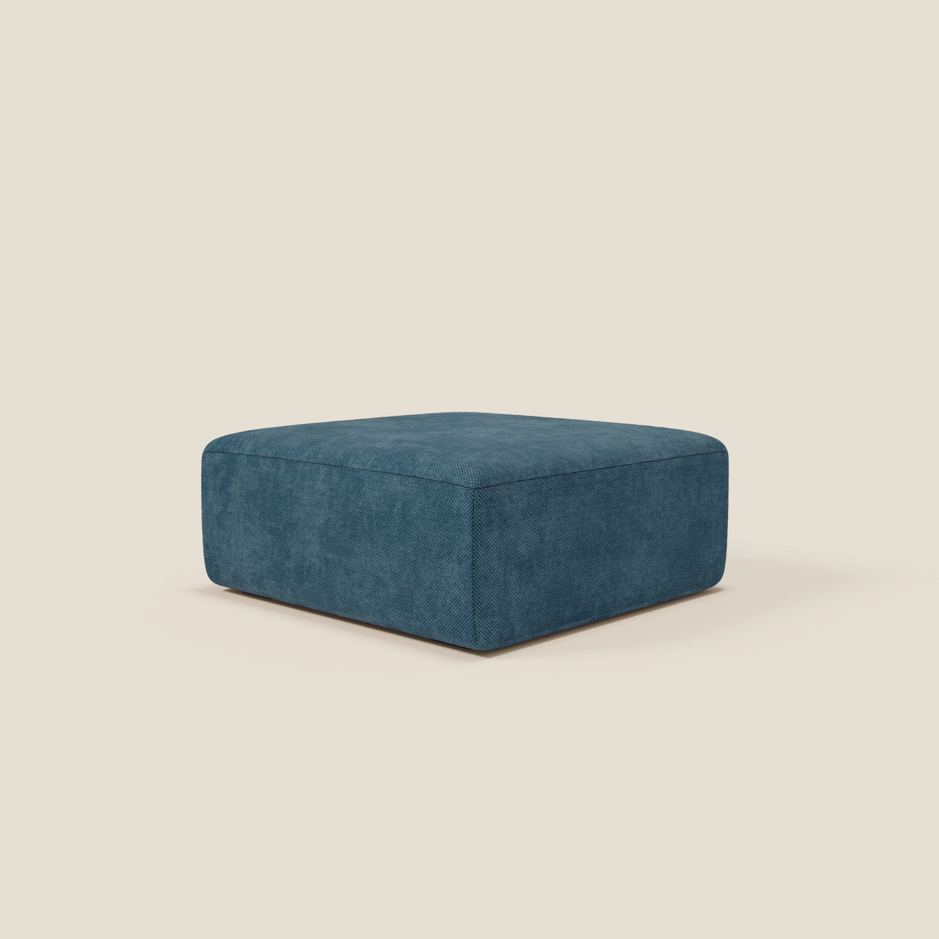 Il pouf modulo Grande Fratello edition petrolio di Divani.Store è un pouf quadrato in peluche di colore blu intenso, dalle linee pulite e con il piano imbottito, ideale da abbinare a qualsiasi divano modulare per uno stile moderno e minimalista.