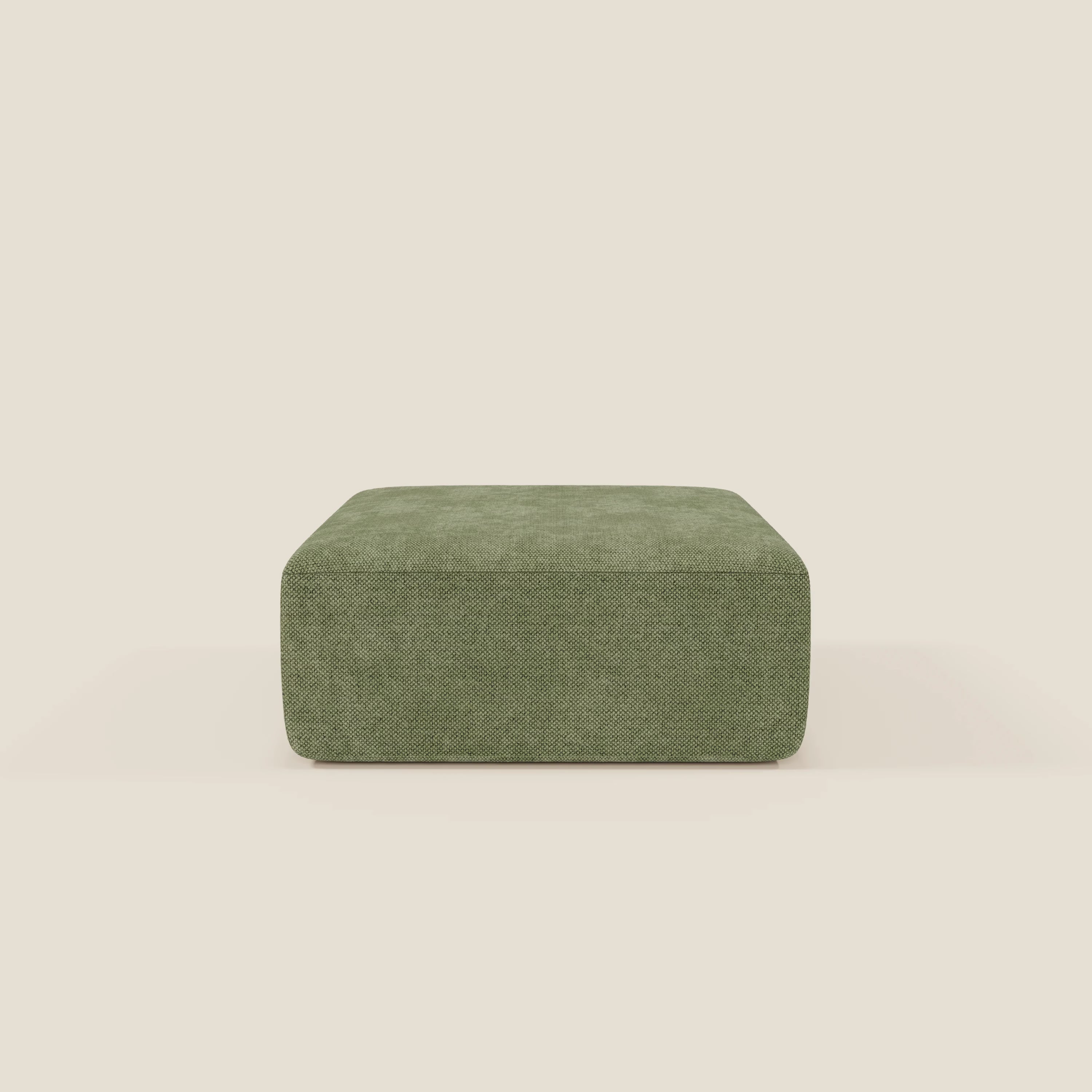 Il pouf modulo BonBon Grande Fratello edition verde muschio di Divani.Store è un pouf quadrato a basso profilo con bordi arrotondati in tessuto verde oliva testurizzato, caratterizzato da un design minimalista ispirato al moderno divano modulare.