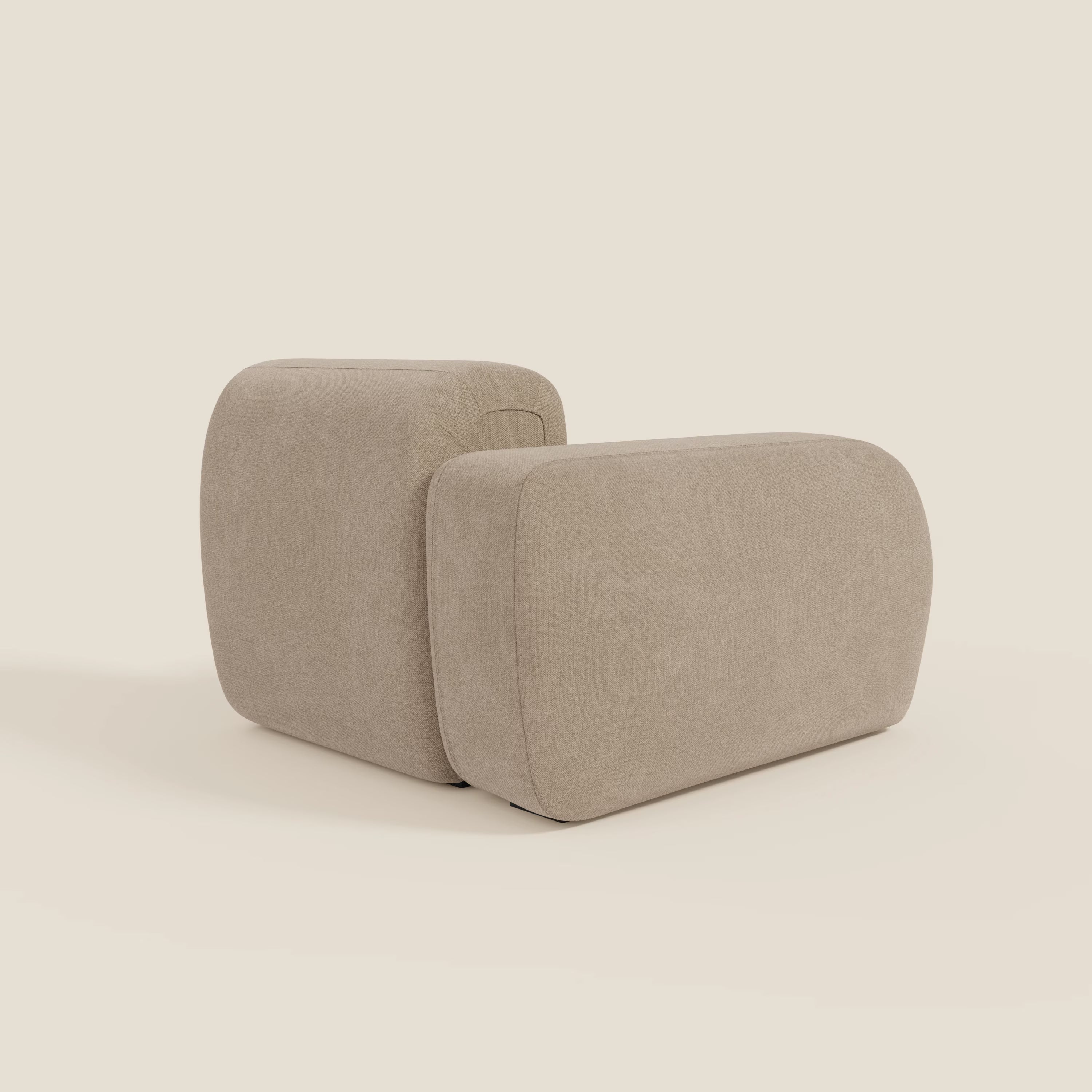 BonBon modulo terminale 105 cm sinistro o destro di Divani.Store è una poltrona moderna e minimalista, dai bordi morbidi e arrotondati e dalla forma squadrata, rivestita in tessuto smacchiabile T23 beige, presentato su fondo bianco sporco.