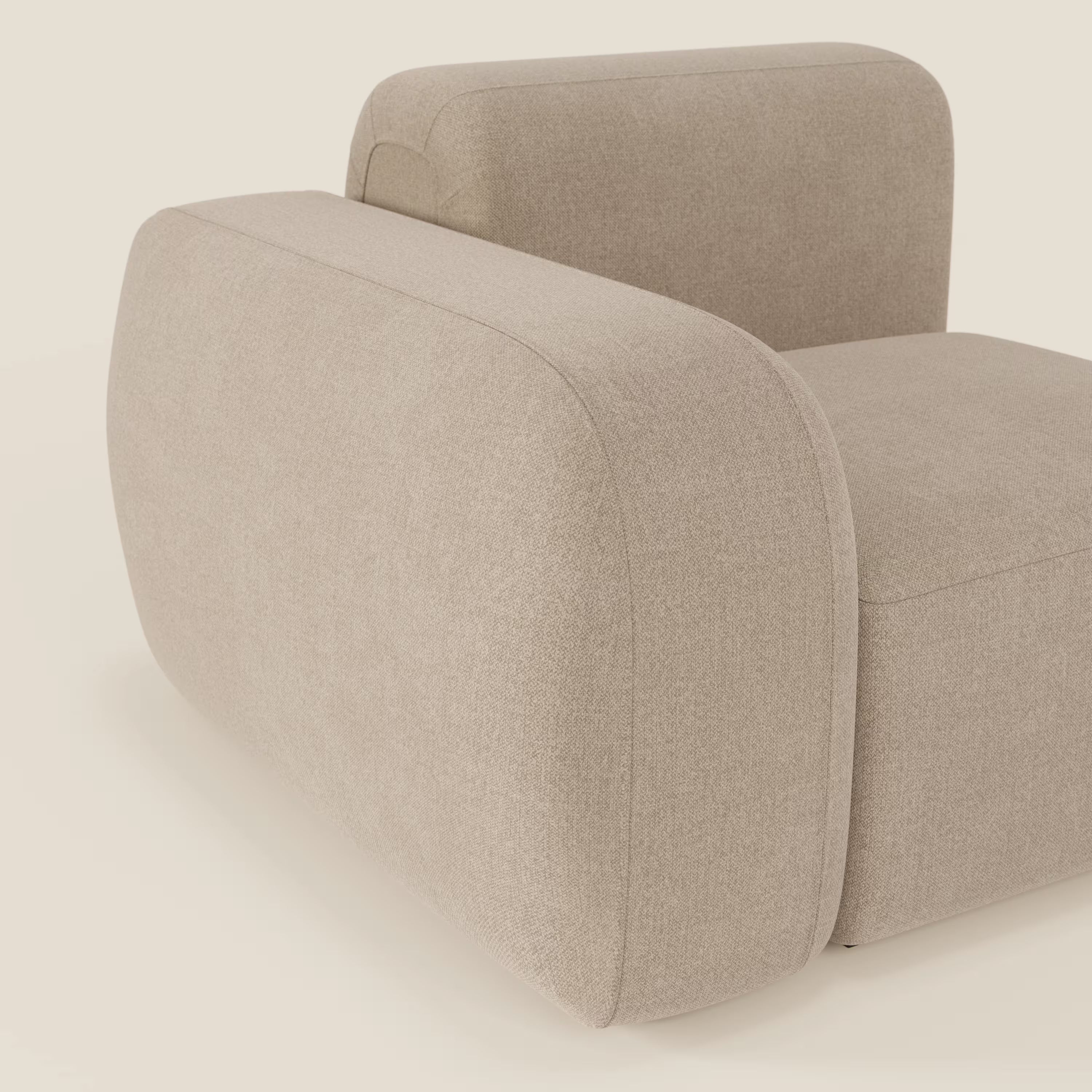 Primo piano di BonBon modulo terminale 105 cm di Divani.Store, presentato in tessuto smacchiabile T23 beige con braccioli spessi e un design a blocchi minimalista, su uno sfondo neutro bianco sporco.
