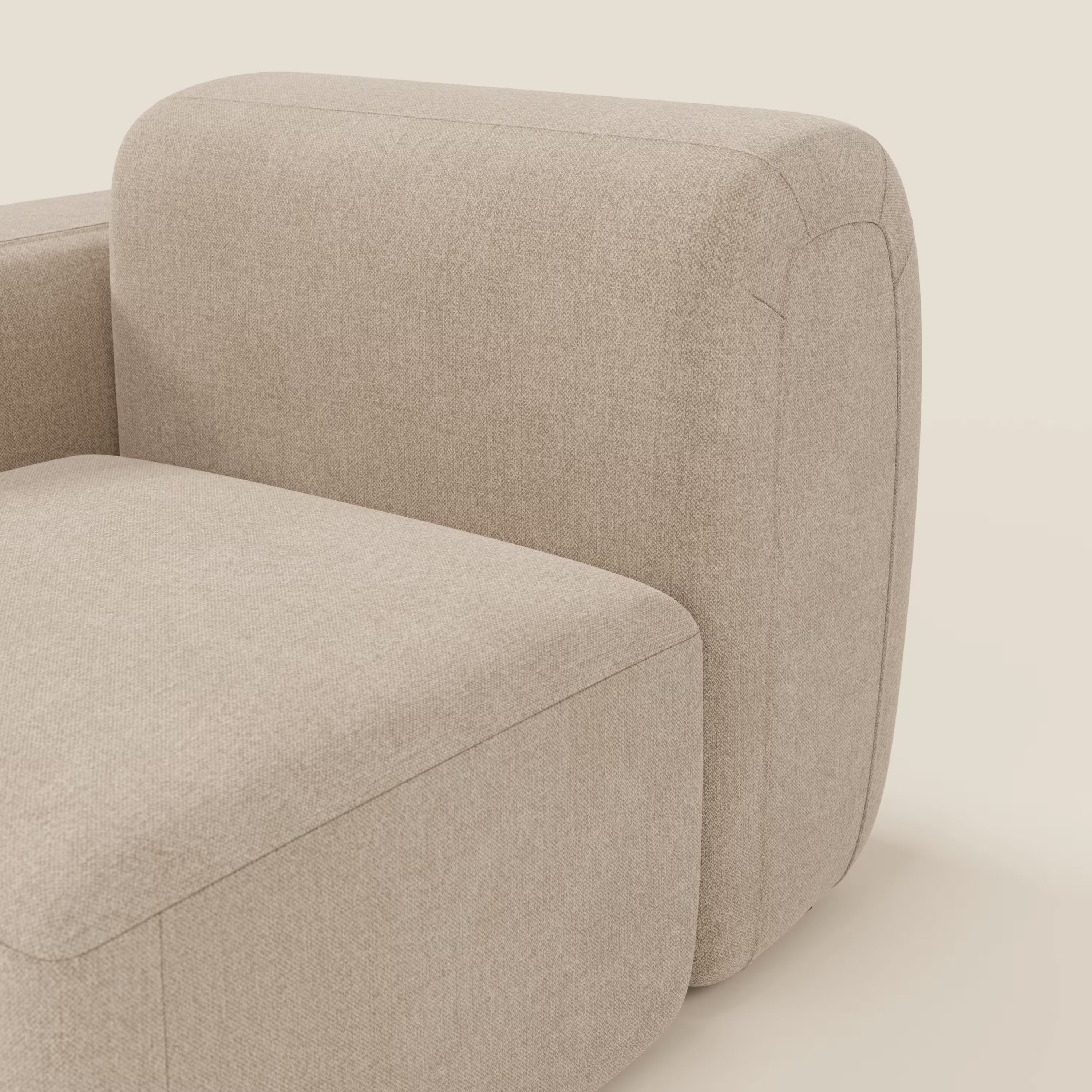 Primo piano del modulo terminale BonBon 105 cm sinistro o destro in tessuto smacchiabile T23 beige di Divani.Store, che mostra il suo design moderno e minimalista con bordi lisci e arrotondati, forma squadrata e sottili cuciture sul modulo bracciolo.