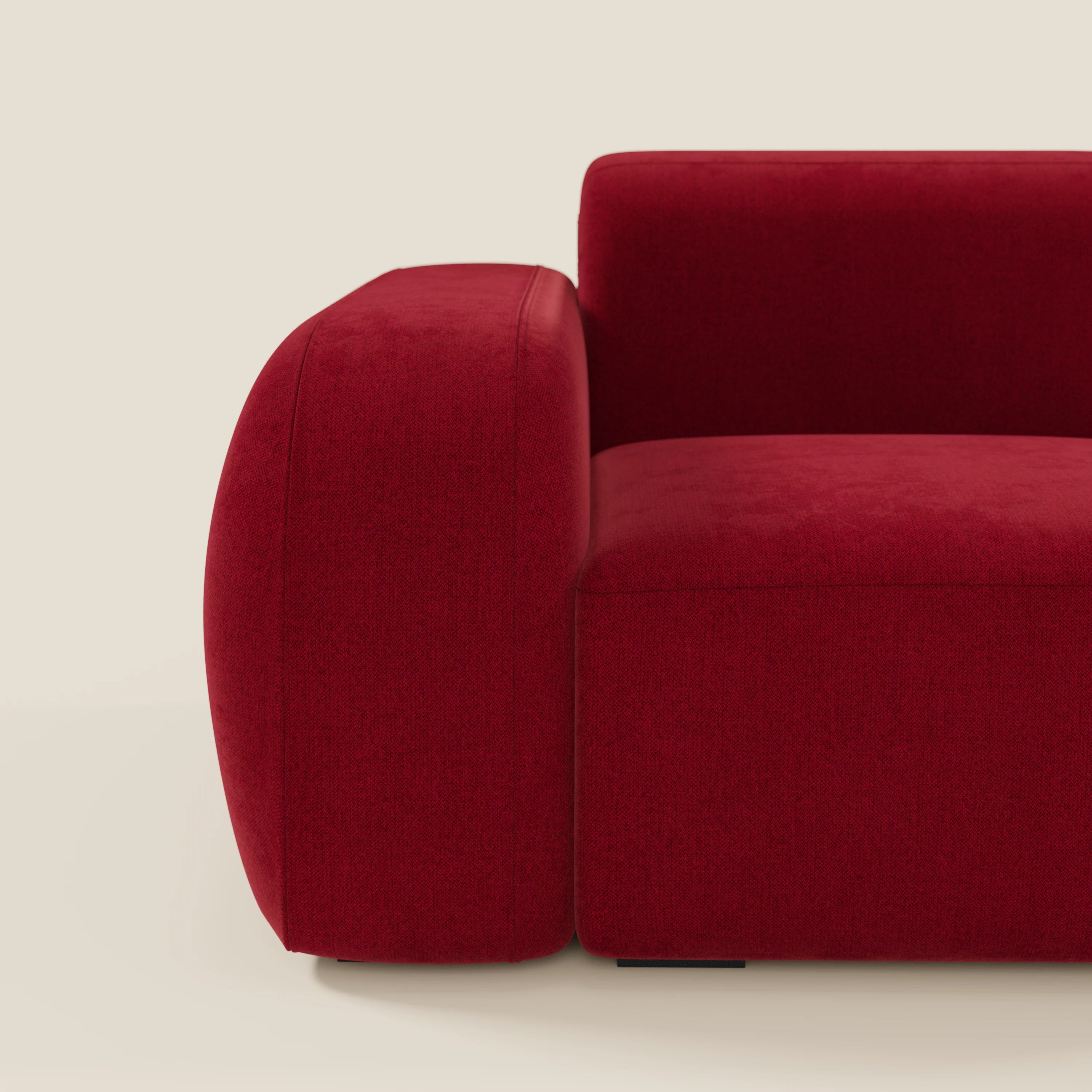 Un primo piano del BonBon modulo terminale 105 cm sinistro o destro in tessuto smacchiabile T23 bordeaux di Divani.Store, che mostra la sua forma squadrata e il suo colore rosso deciso su uno sfondo bianco sporco.