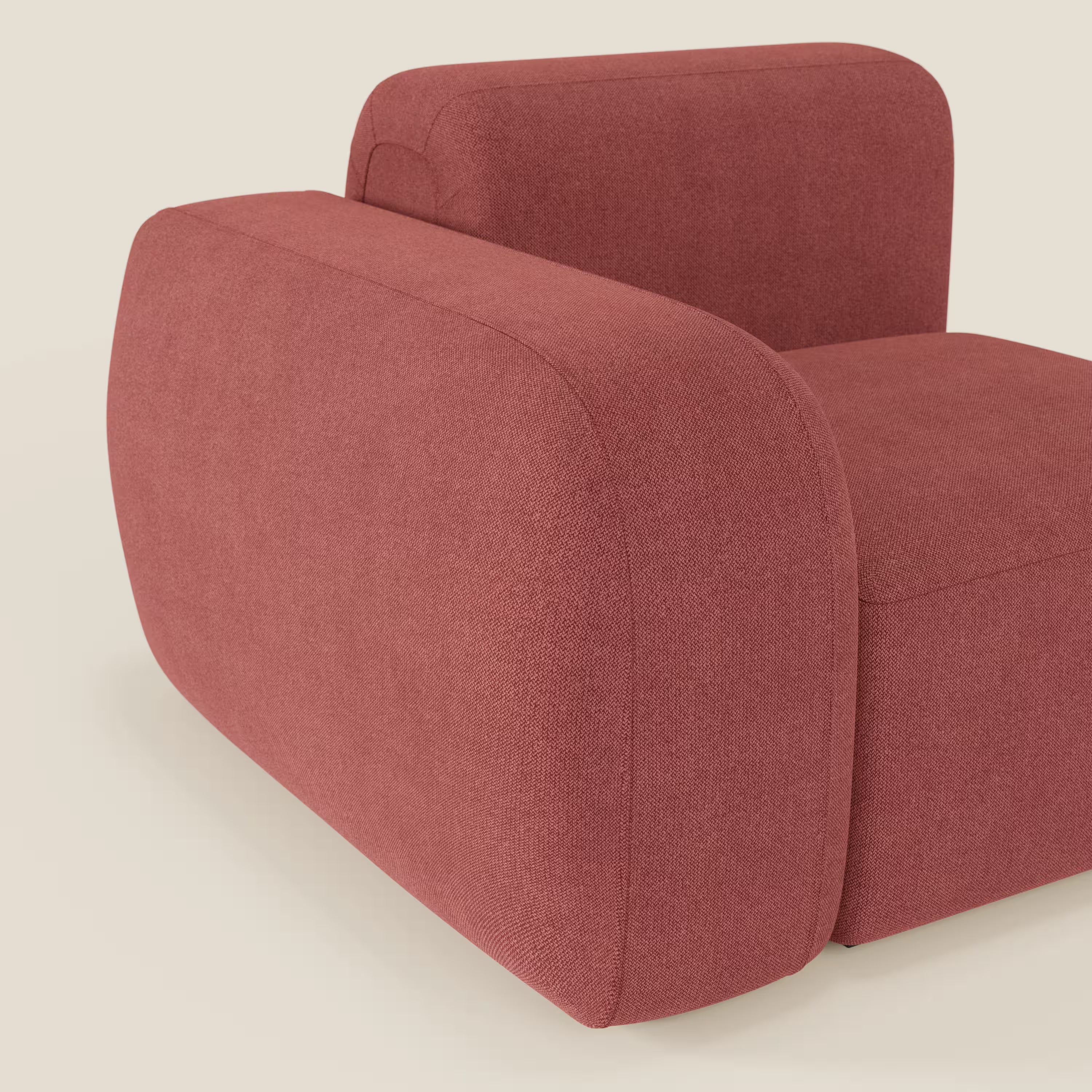 BonBon modulo terminale 105 cm di Divani.Store è caratterizzato da forme arrotondate e squadrate e da braccioli bassi, rivestiti in tessuto antimacchia T23 rosso ciliegia, che mette in risalto il design minimalista e i cuscini senza cuciture su uno sfondo neutro.