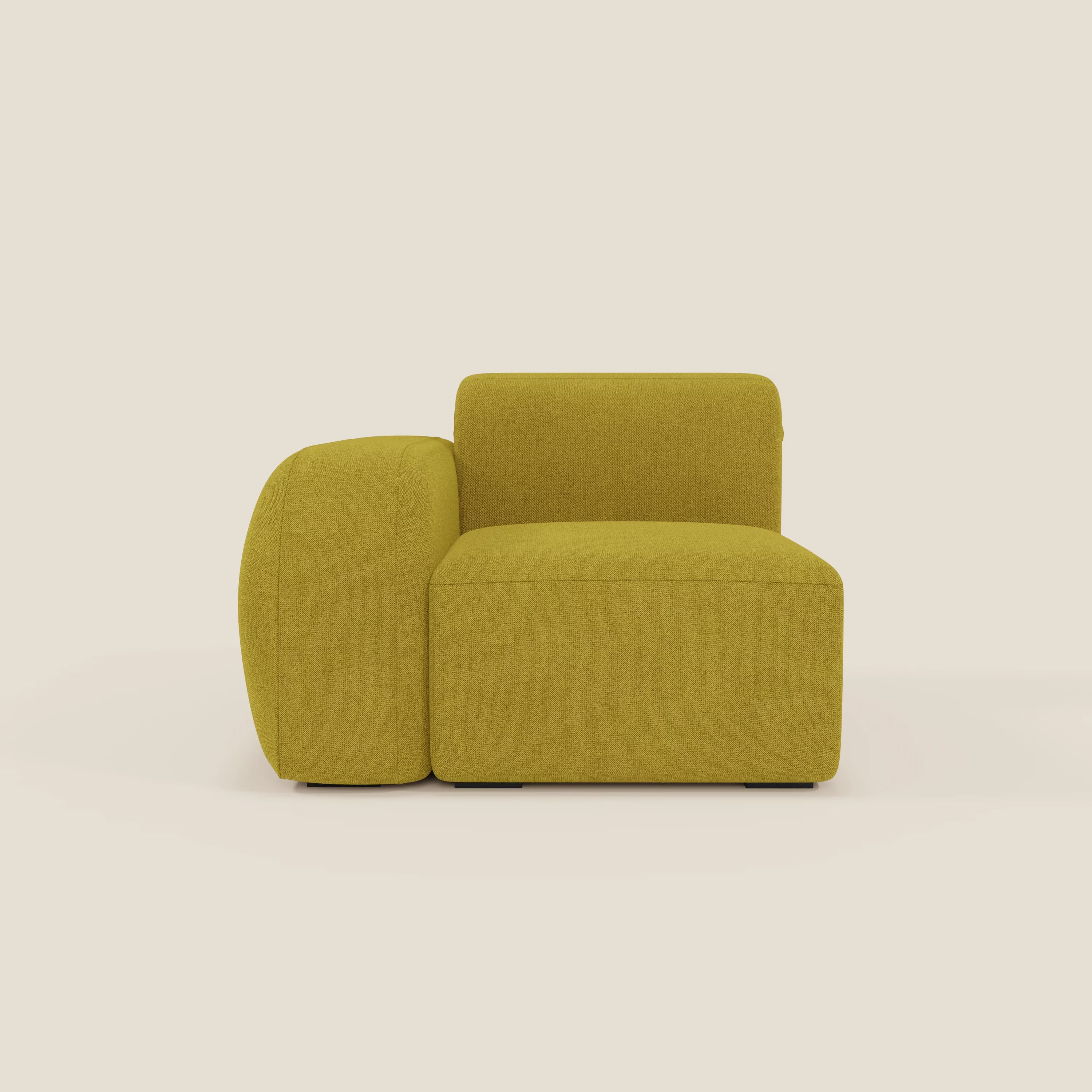 BonBon modulo terminale 105 cm di Divani.Store è caratterizzato da una suola in tessuto giallo T23 antimacchia, da una seduta squadrata, da uno schienale basso, da un bracciolo destro o sinistro con un'imbottitura spessa e da piedini bassi di colore nero, perfetto per gli spazi moderni.