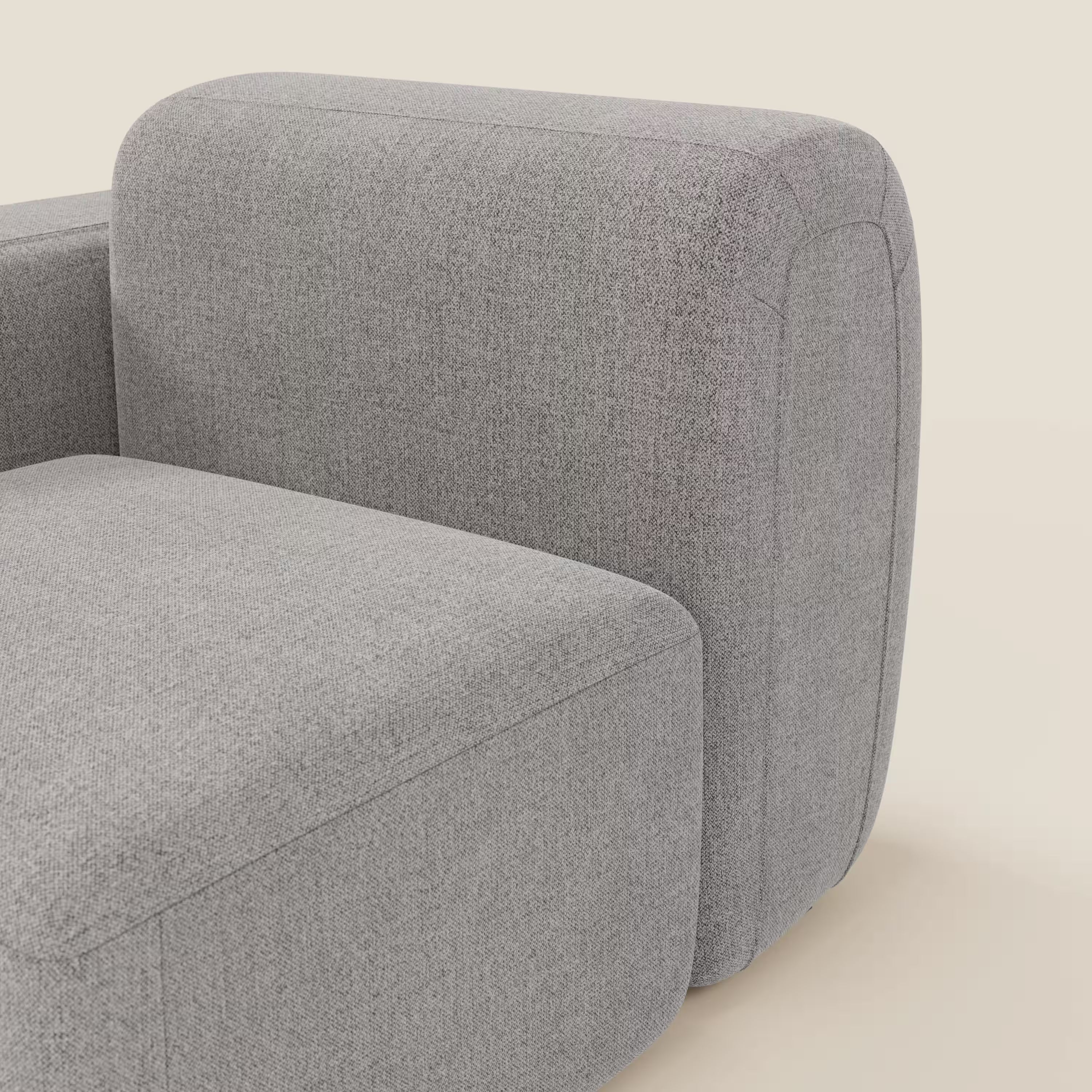 Primo piano del modulo terminale BonBon 105 cm sinistro o destro di Divani.Store in tessuto smacchiabile T23 grigio. I suoi bordi arrotondati e la sua silhouette squadrata si stagliano su un morbido sfondo beige per un'atmosfera minimalista e moderna.
