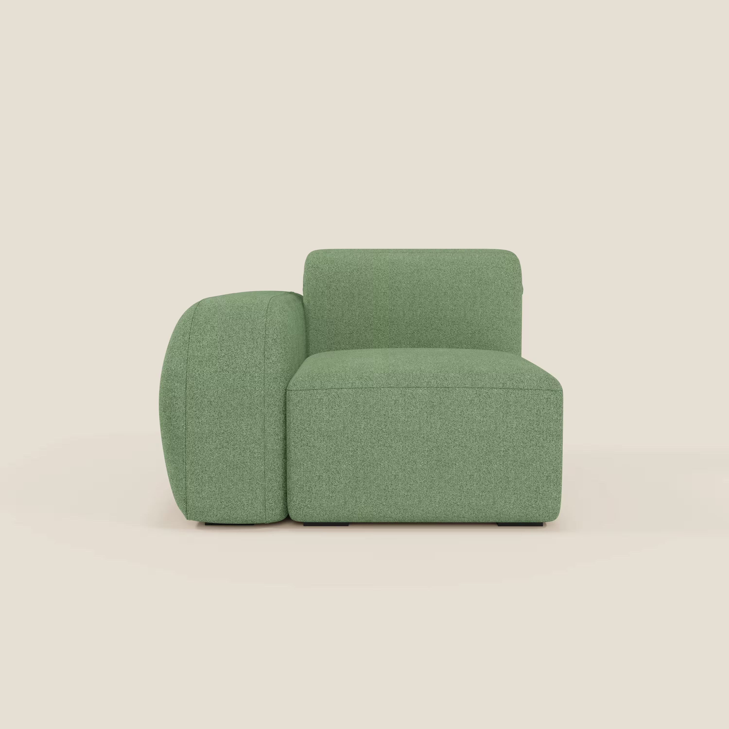 BonBon modulo terminale 105 cm di Divani.Store è una sedia moderna senza braccioli in tessuto smacchiabile T23 menta, ispirata al divano Bonbon. Presenta una silhouette bassa e squadrata con bordi arrotondati e si colloca su uno sfondo beige semplice.